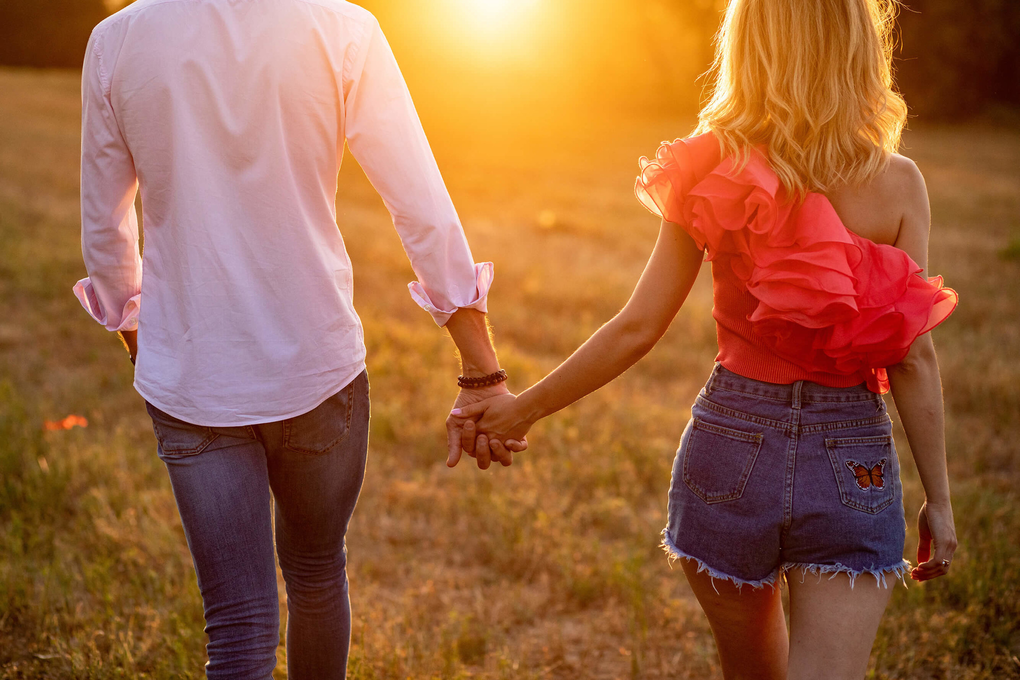 La pareja camina al atardecer en el preboda en la montaña en Vilafranca del Penedés.