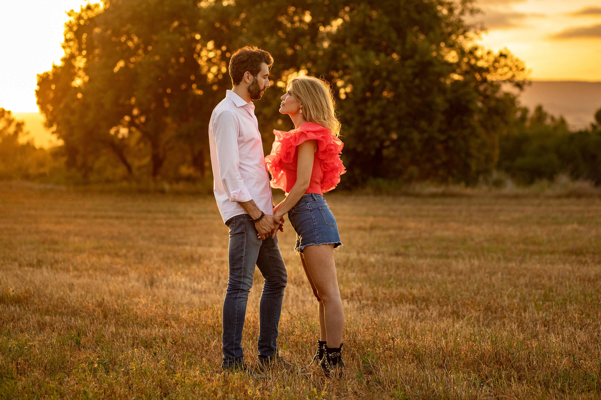 La parella es mira al preboda al bosc a Vilafranca del Penedès a la posta de sol.