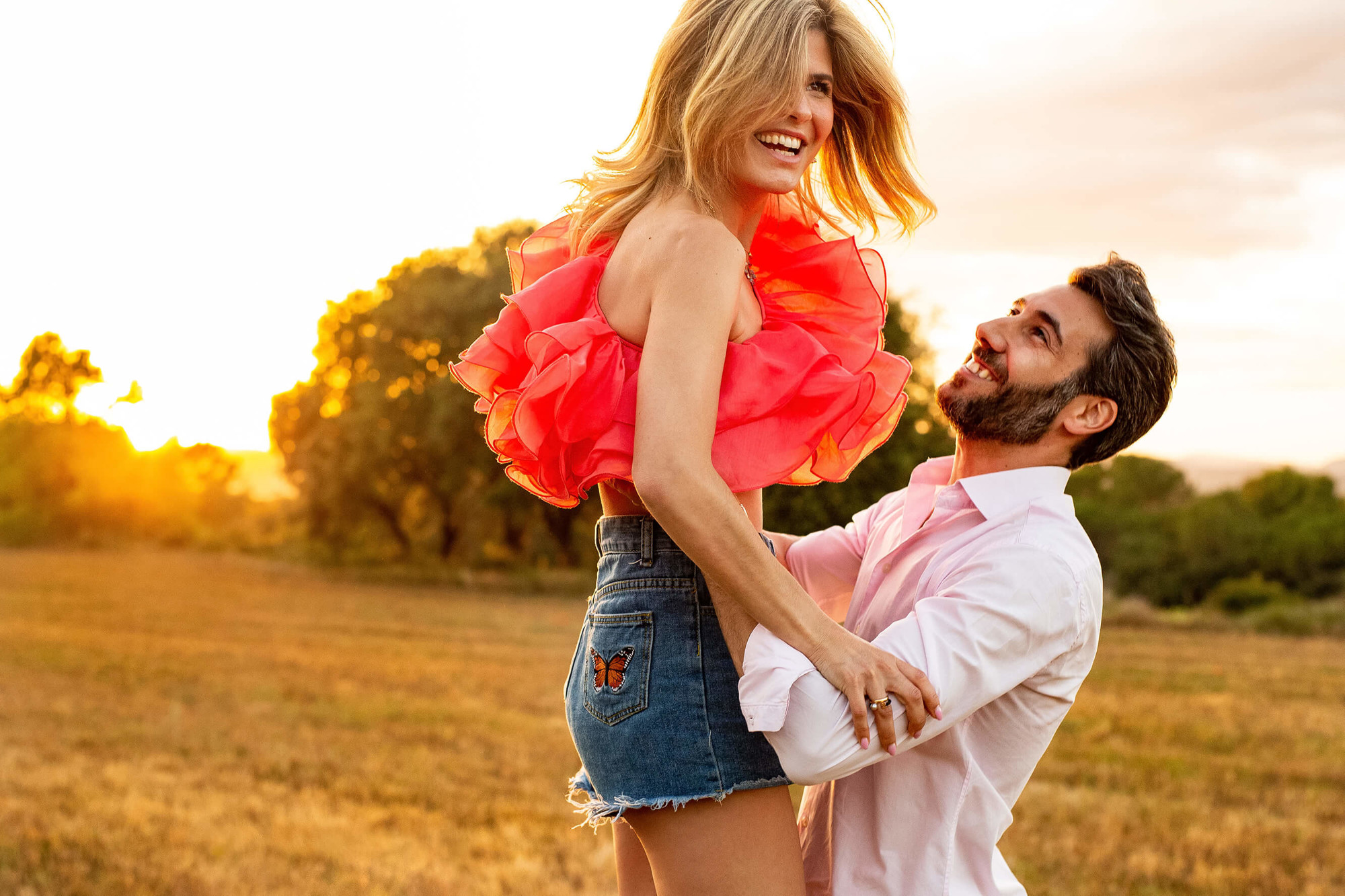 La núvia divertida al preboda a la muntanya a Vilafranca del Penedès a la posta de sol.