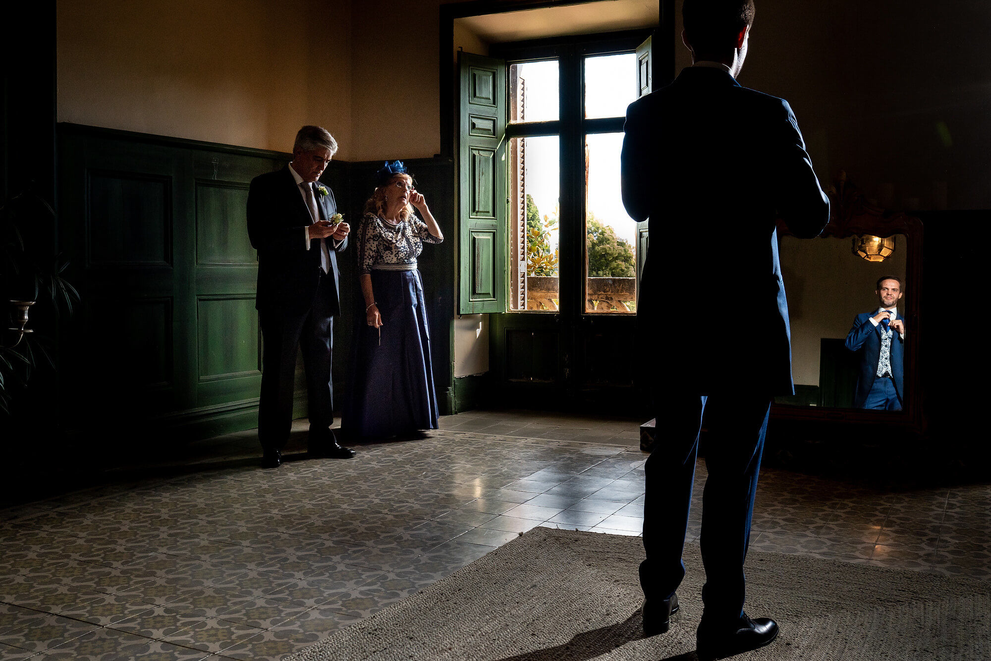 El novio en la sala verde en la boda en Heretat Sabartés en el Penedés.