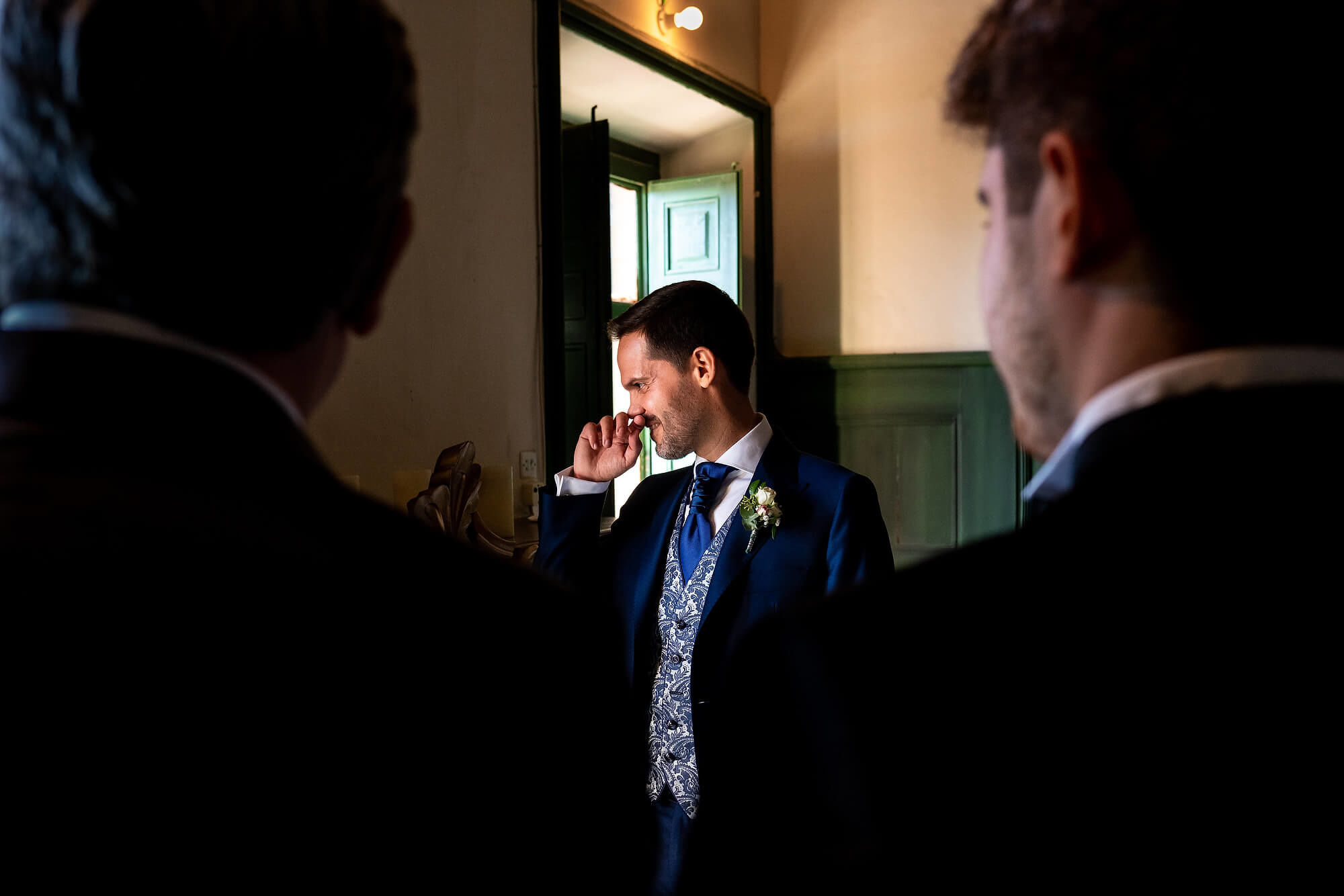 El novio lleno de emoción en la boda en Heretat Sabartés.