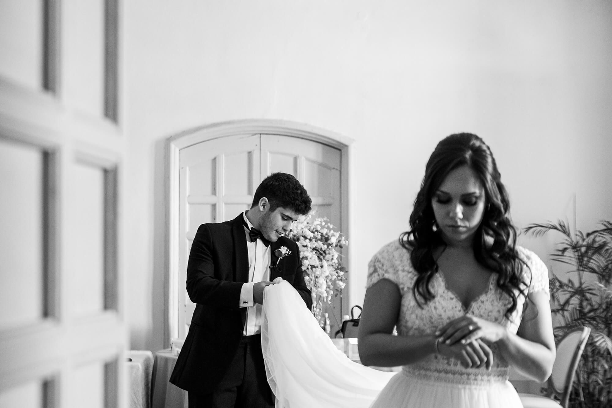 El padrí agafa la cua del vestit a la boda a Heretat Sabartés.