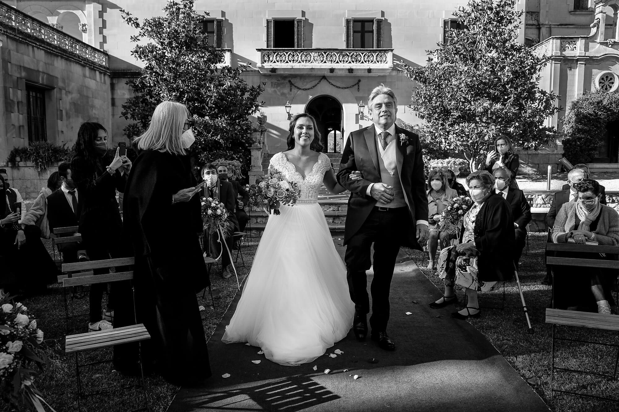 En la boda en Heretat Sabartés la novia hace la entrada a la ceremonia.