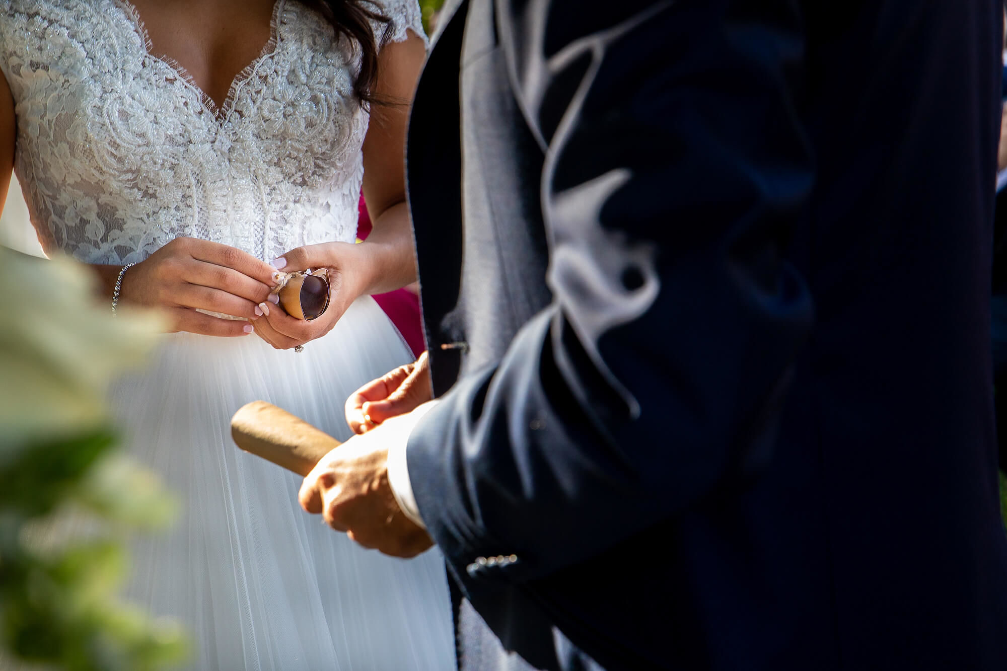 Detalle de los votos en la ceremonia de boda en Heretat Sabartés.