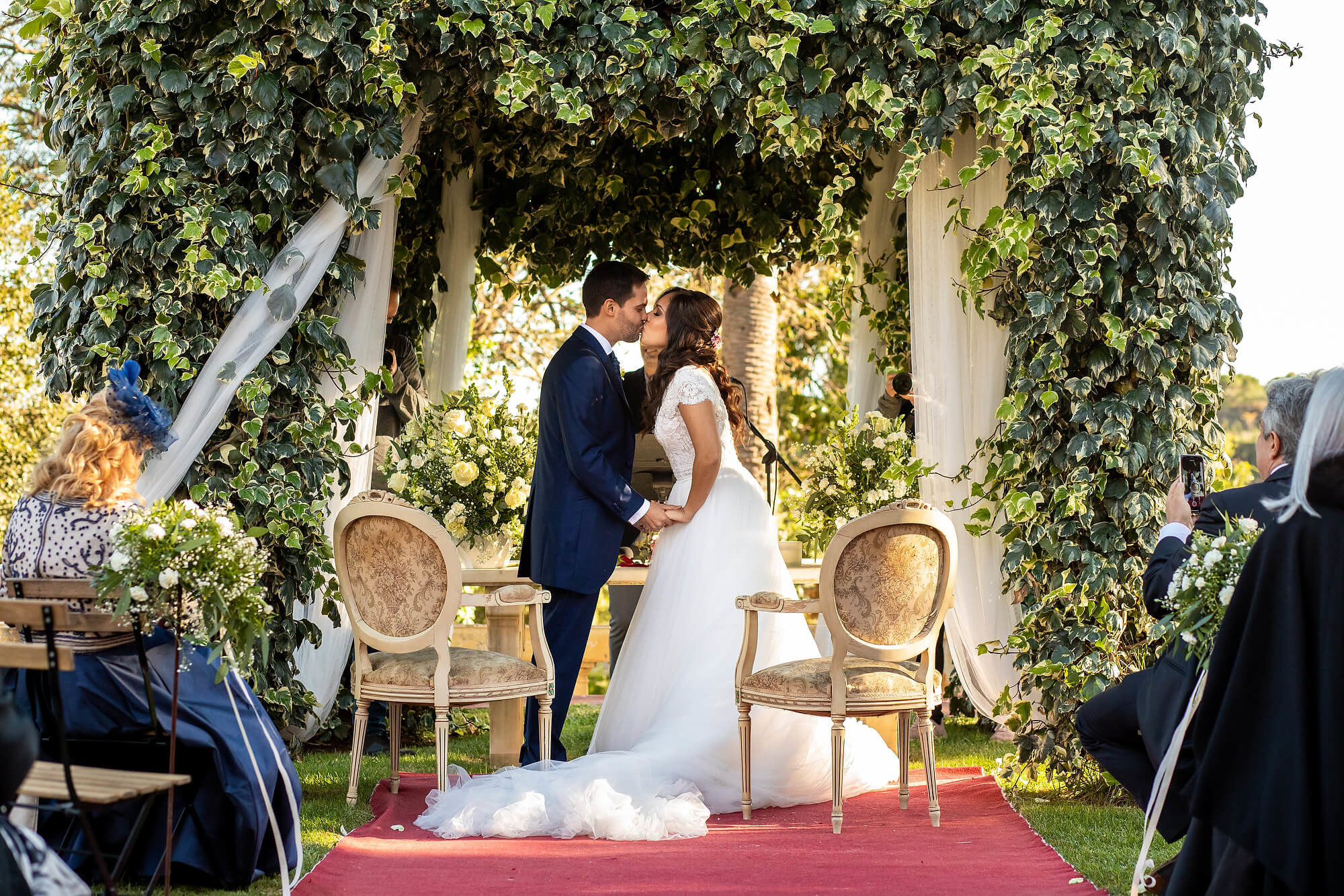 Primer beso de casados en la boda en Heretat Sabartés.