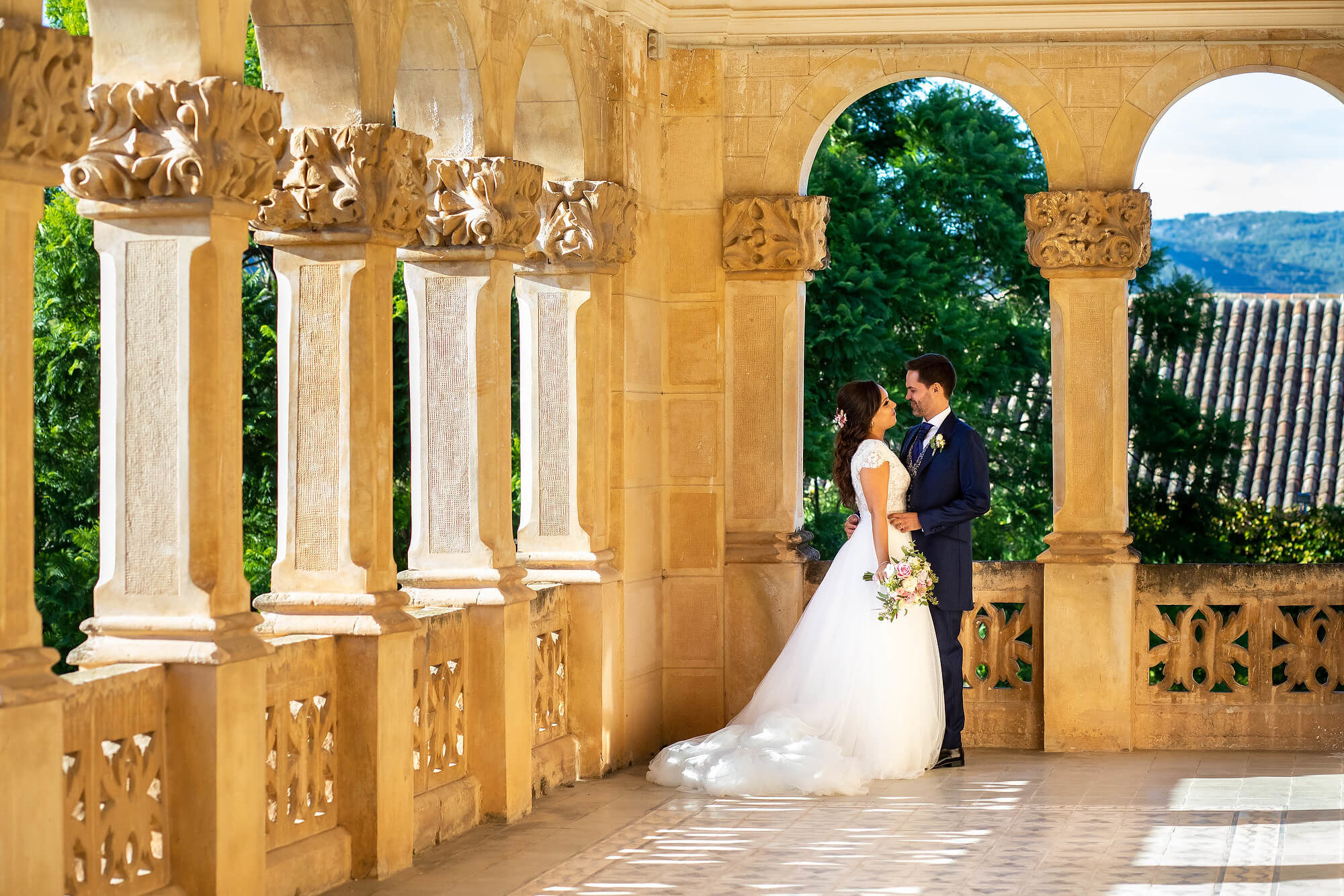 Els nuvis a Heretat Sabartés el dia de la boda a la terrassa.