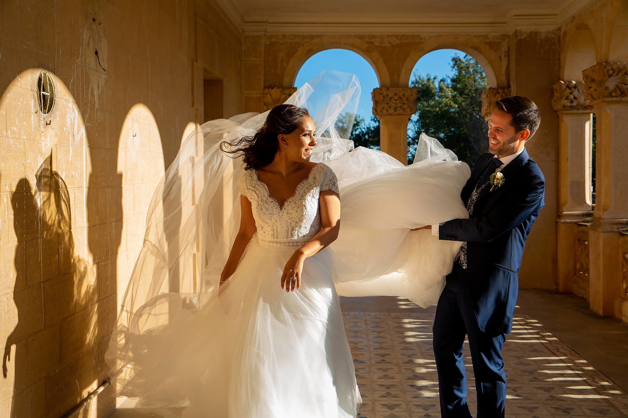 El vent mou el vestit de la núvia a la boda a Heretat Sabartés.