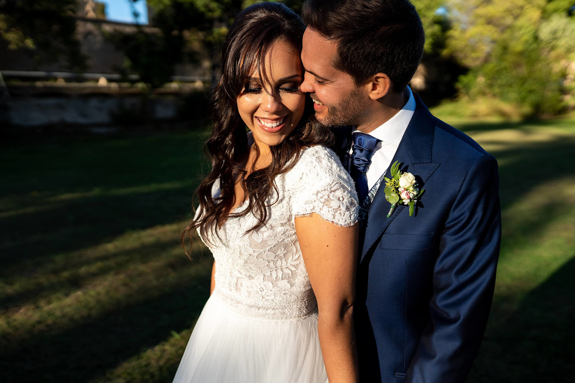 Los novios en los jardines el día de la boda en Heretat Sabartés.