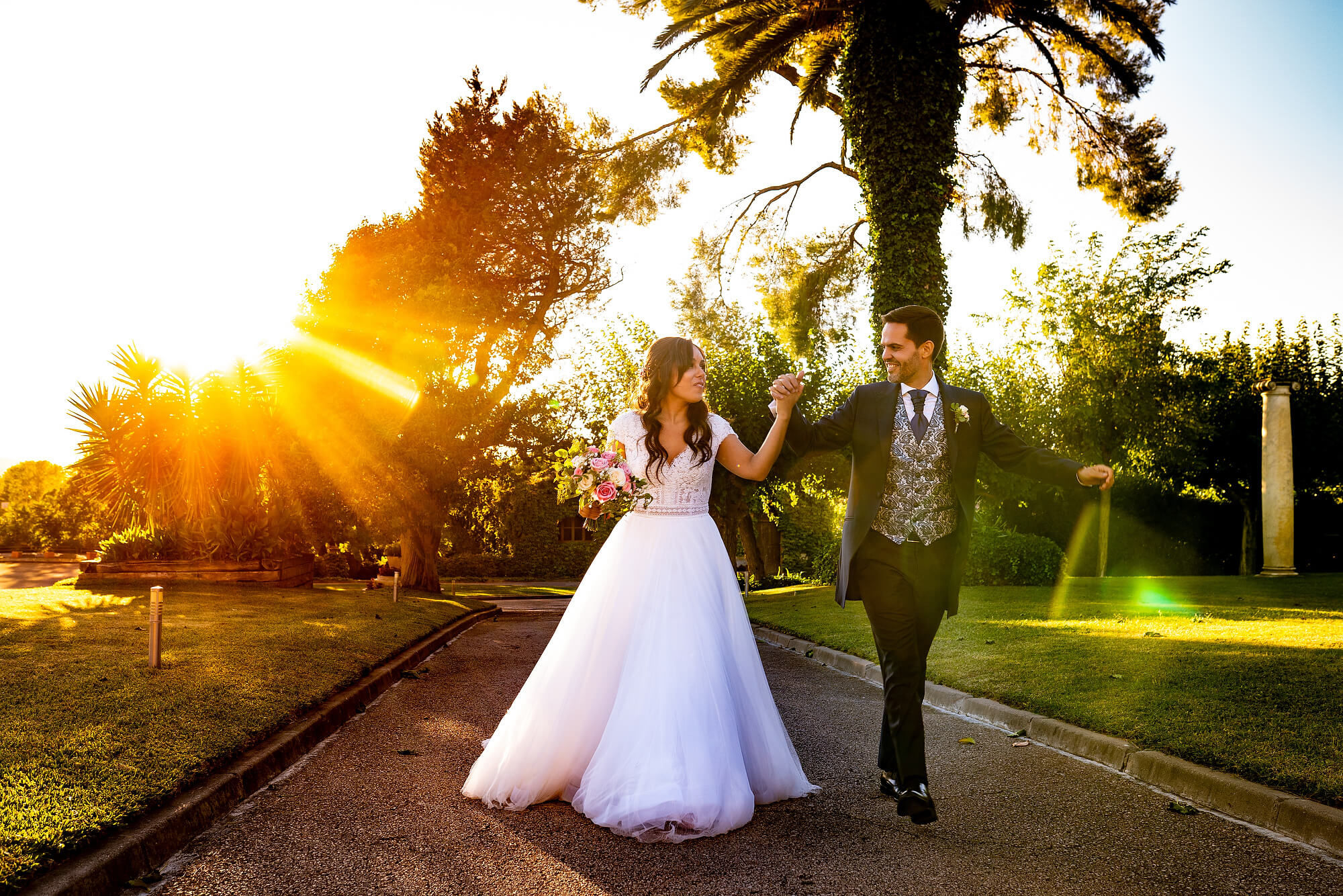 Los novios entrando al aperitivo en la boda en Heretat Sabartés.