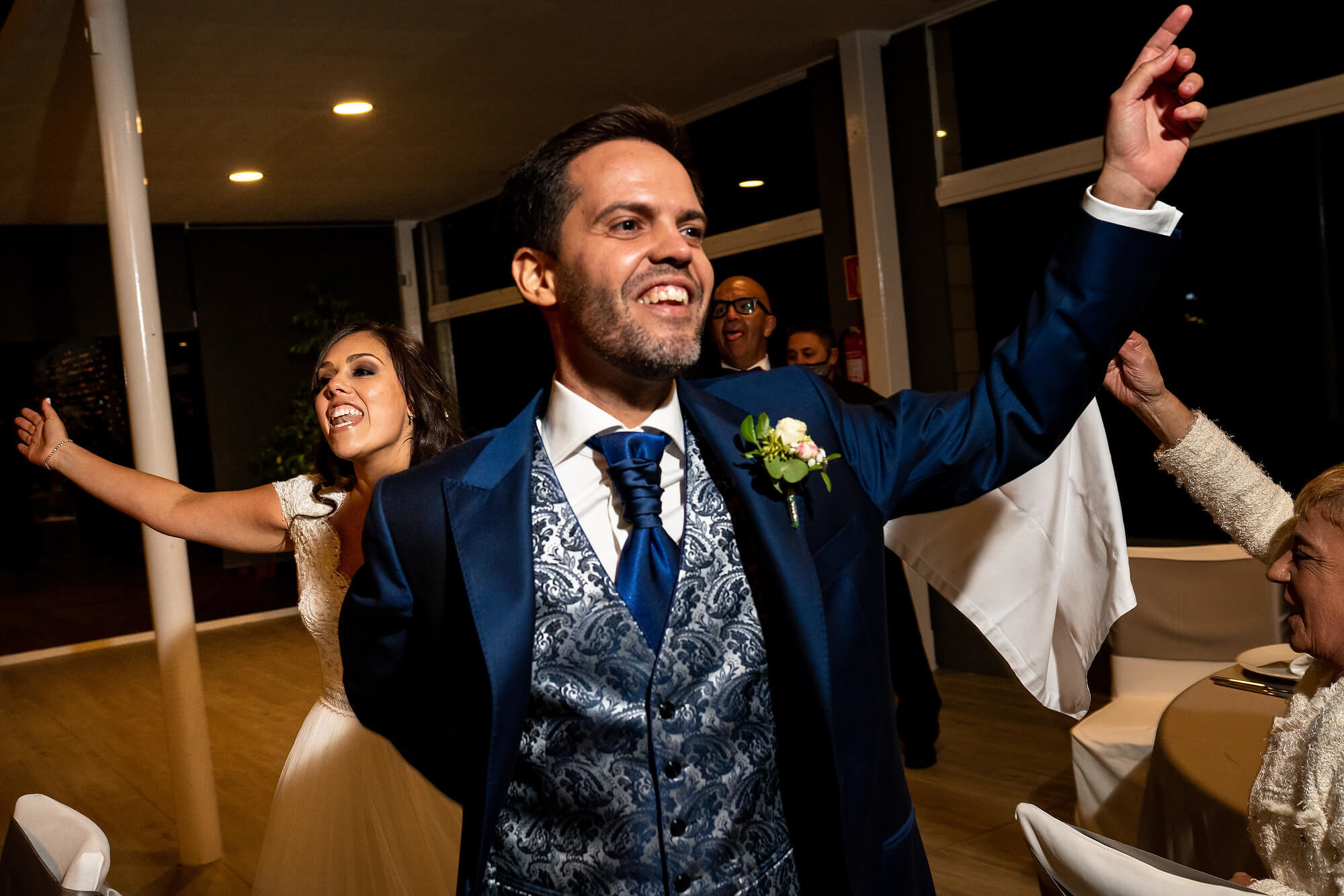 Entrada de los novios a la sala al banqueta en Heretat Sabartés.