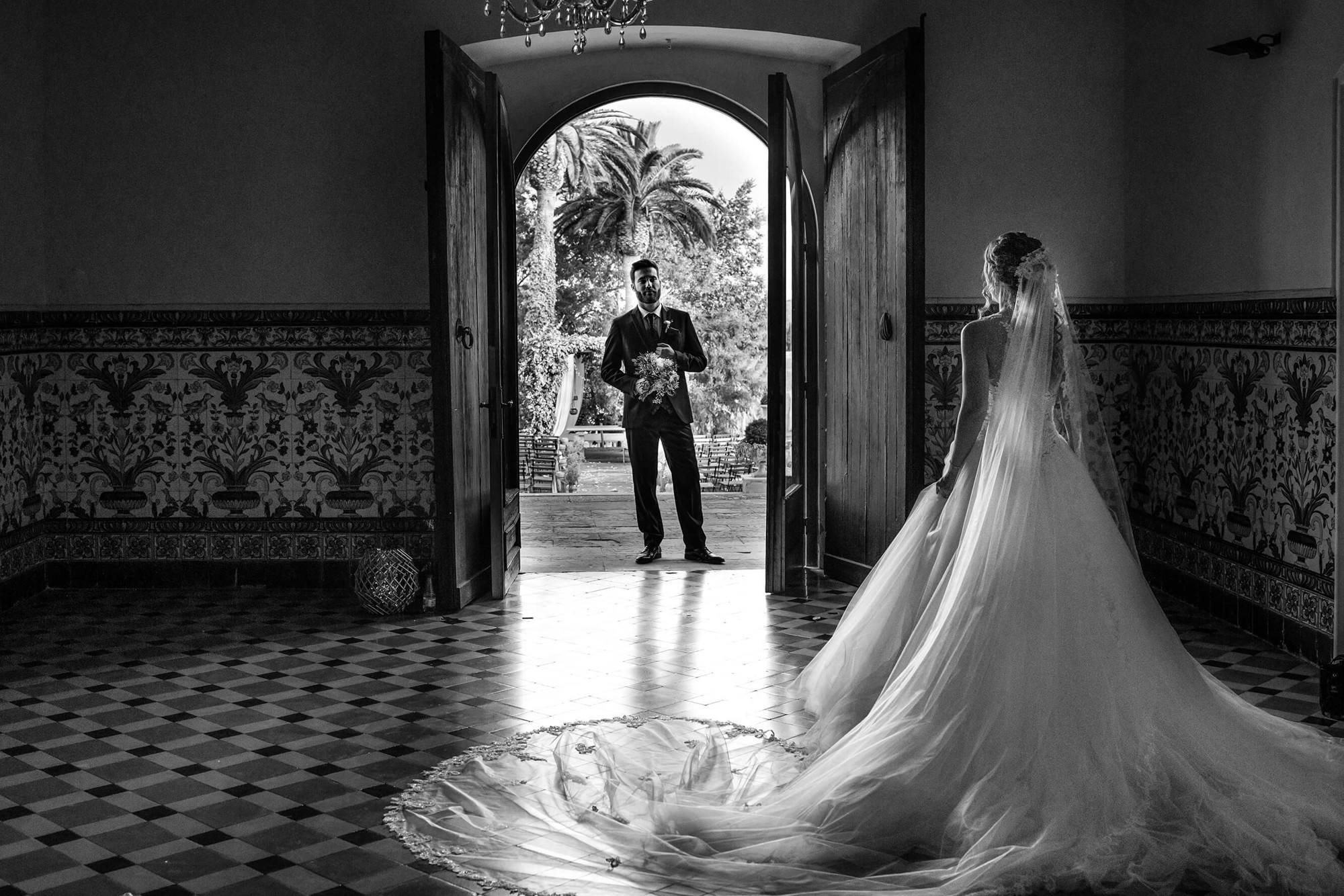 boda Heretat Sabartés 00 El día de la boda los novios esperan en el hall de Heretat Sabartés.