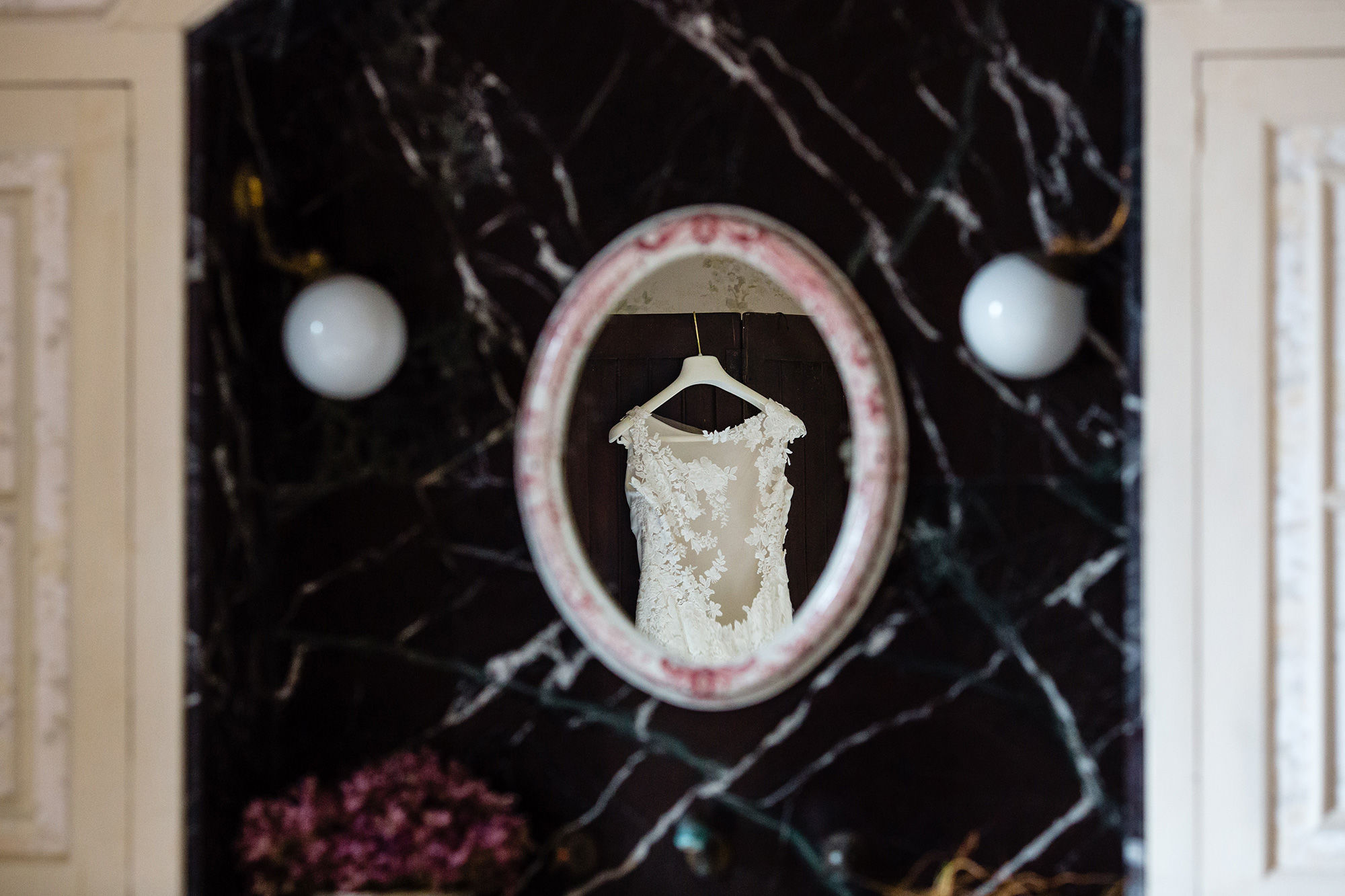 El vestido de novia reflejado en el tocador de mármol de Heretat Sabartés.