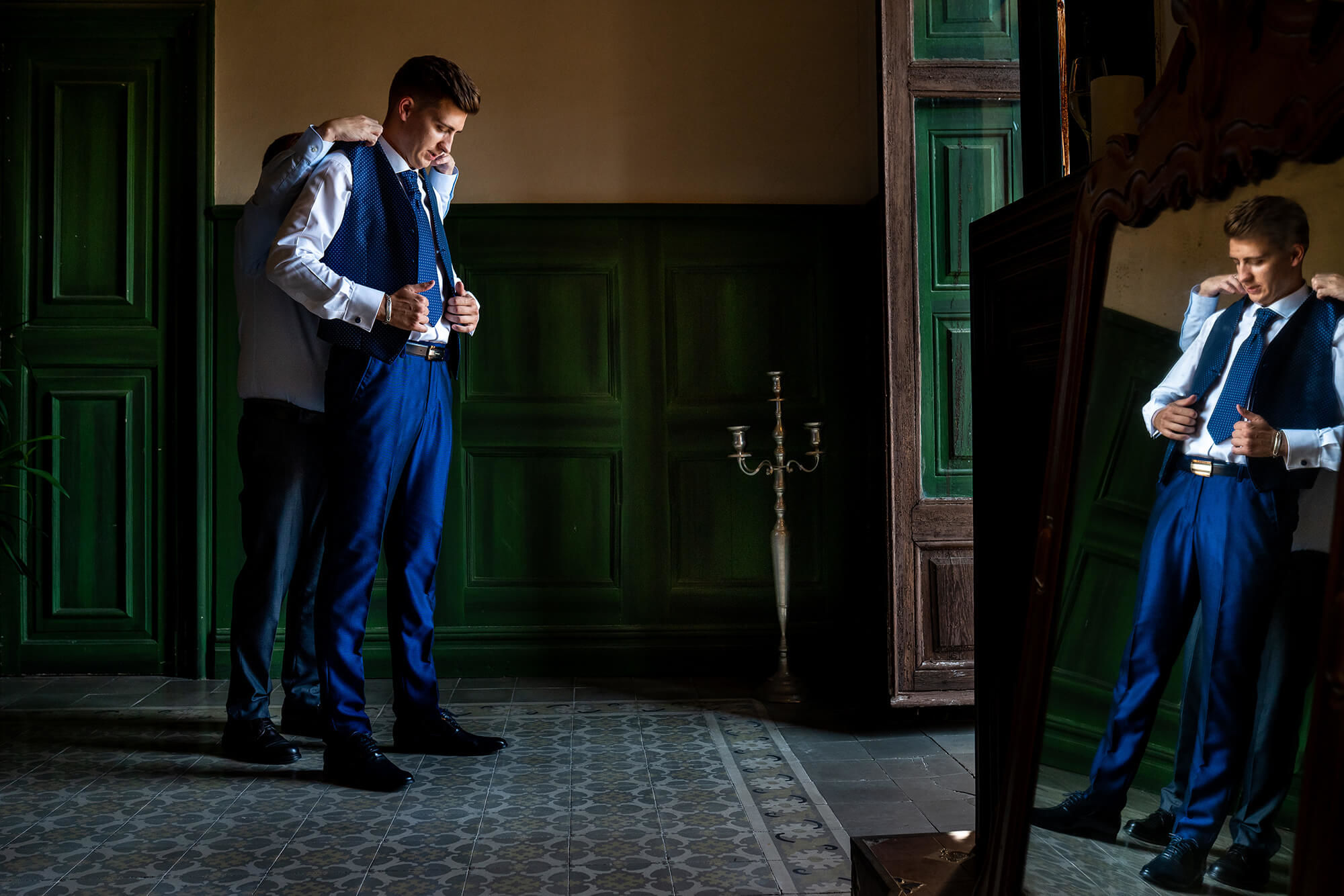 boda Heretat Sabartés 05 El novio se viste en la habitación verde de Heretat Sabartés.