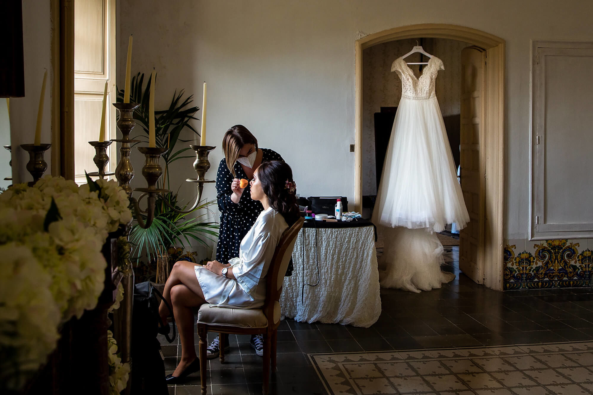 Maquillatge de la núvia a l'habitació amb el tocador de marbre a Heretat Sabartés.
