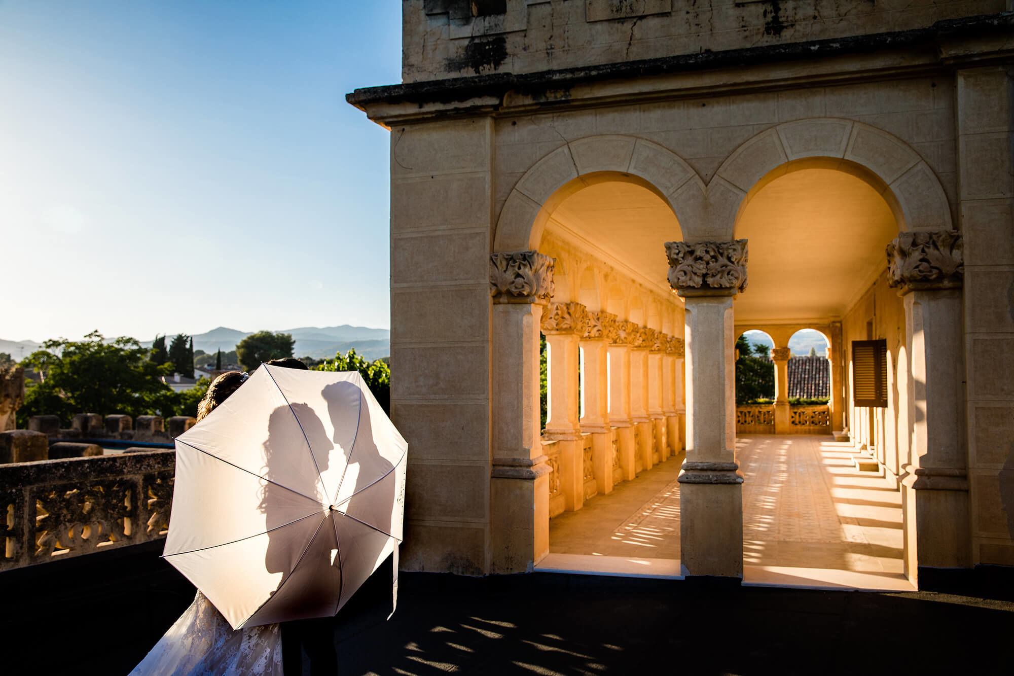boda Heretat Sabartés terrassa porxada Los novios en la terraza con arcos el día de su boda en Heretat Sabartés.