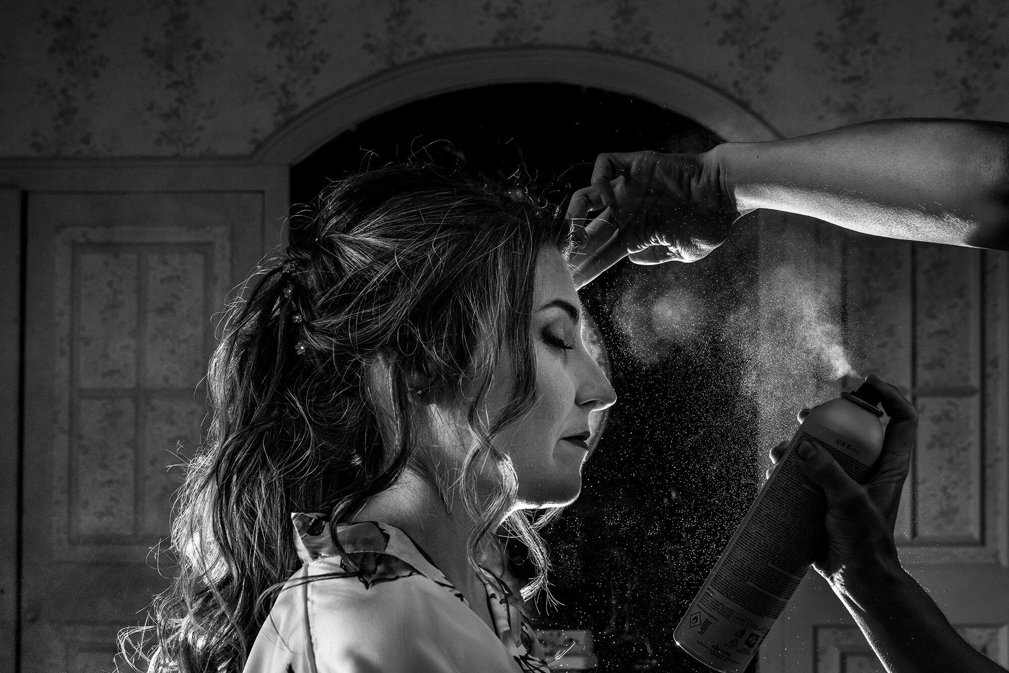 boda Heretat Sabartés maquillaje El maquillaje de la novia frente al tocador de mármol en Heretat Sabartés.