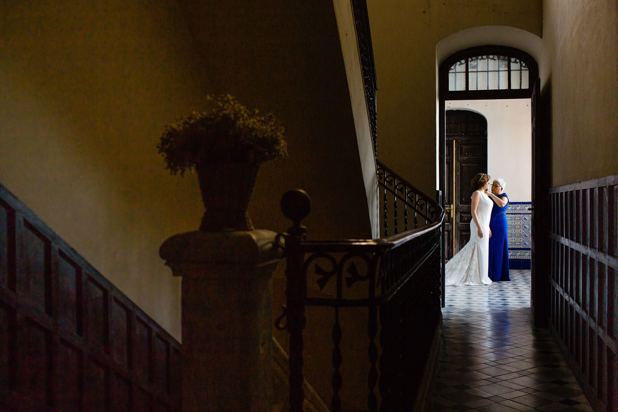 Laia se pone su vestido de novia en la sala de la escalera en Heretat Sabartés.