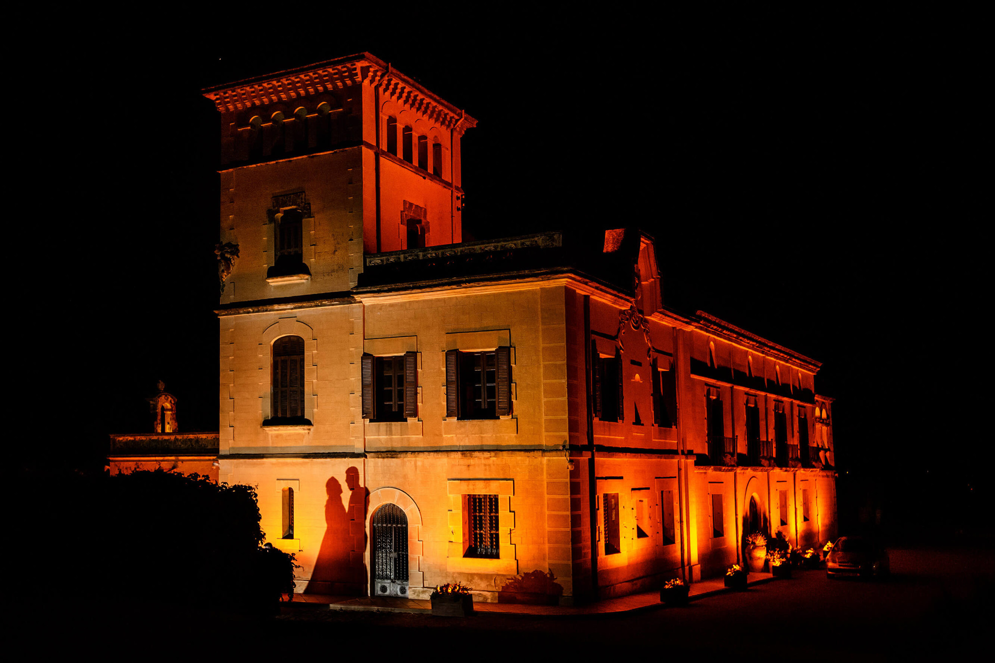 boda heretat sabartés fachada Los novios reflejados en la fachada principal de Heretat Sabartés.