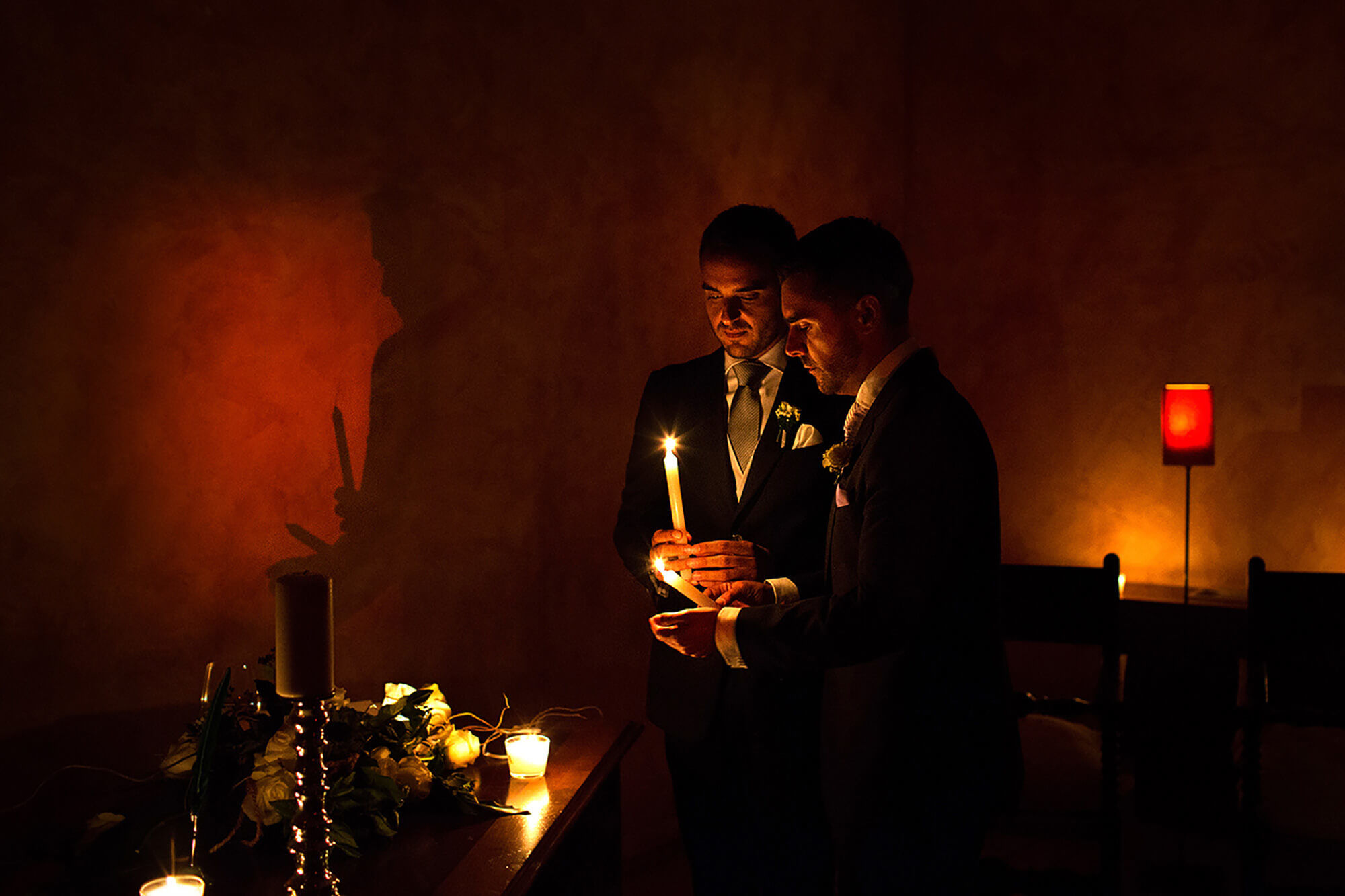 Els nuvis encenen espelmes a la boda a la sala gòtica de la Masia la Torre del Gall.