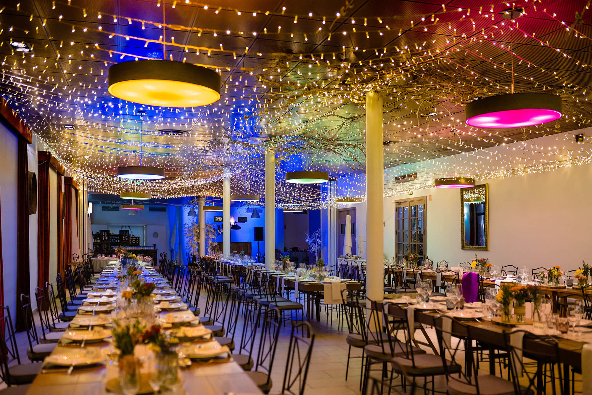 Decoració amb llums led pel menjador el dia de la boda a Masia la Torre del Gall.
