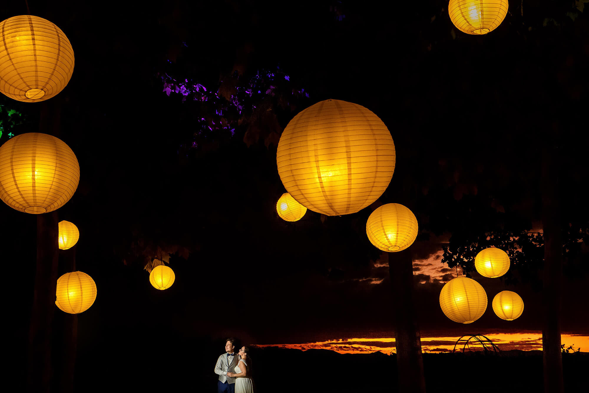 boda masia torre del gall iluminación banquete. Lámparas para el banquete exterior en Masía la Torre del Gall.