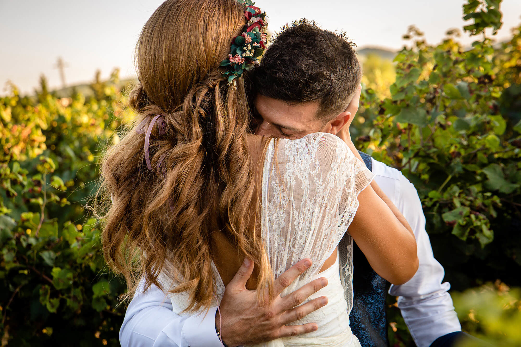 boda masia torre del gall novios viñas Los novios en las viñas tras la boda en la Torre del Gall.