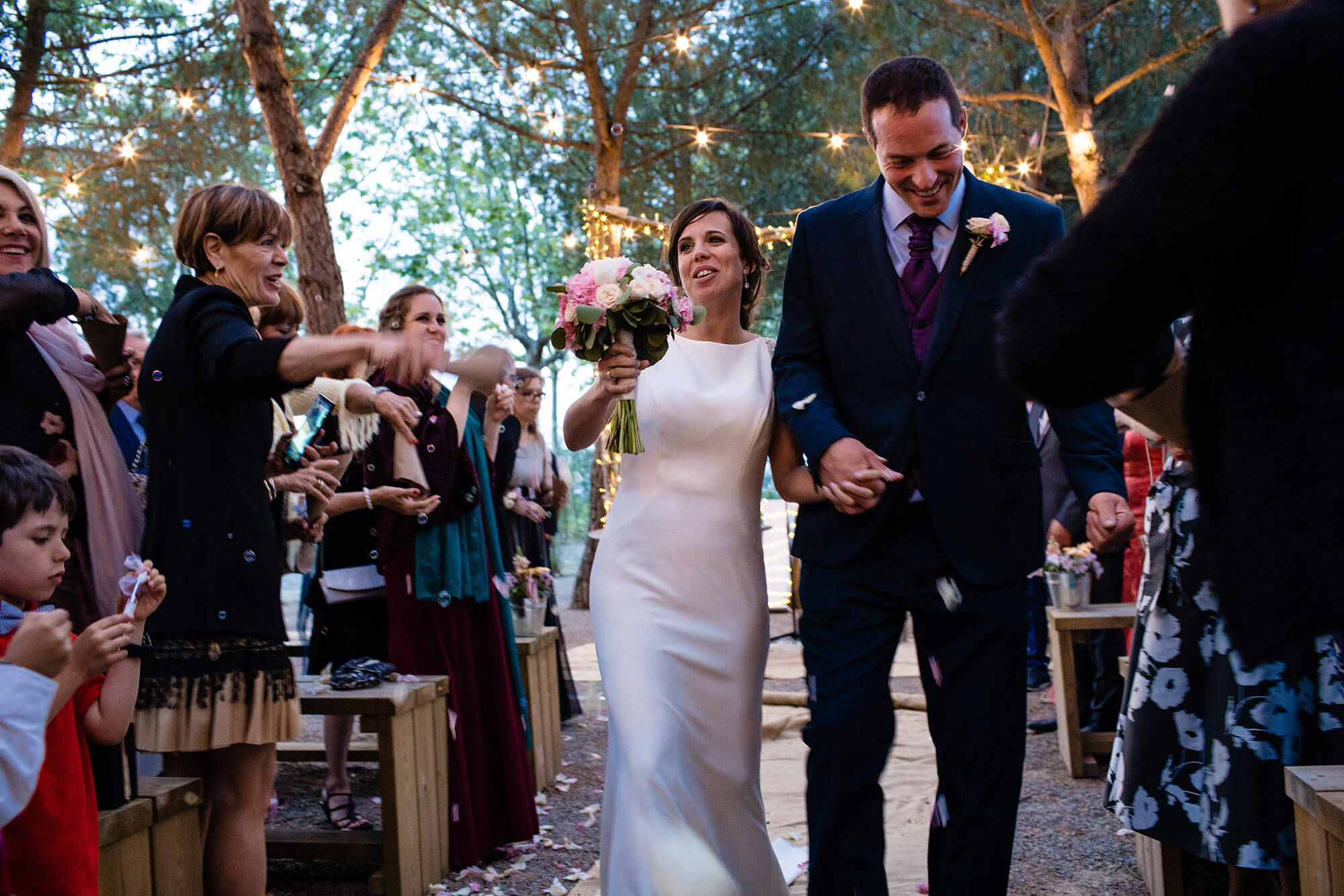 boda masia torre del gall cerimonia Los novios salen de la ceremonia en la Torre del Gall.