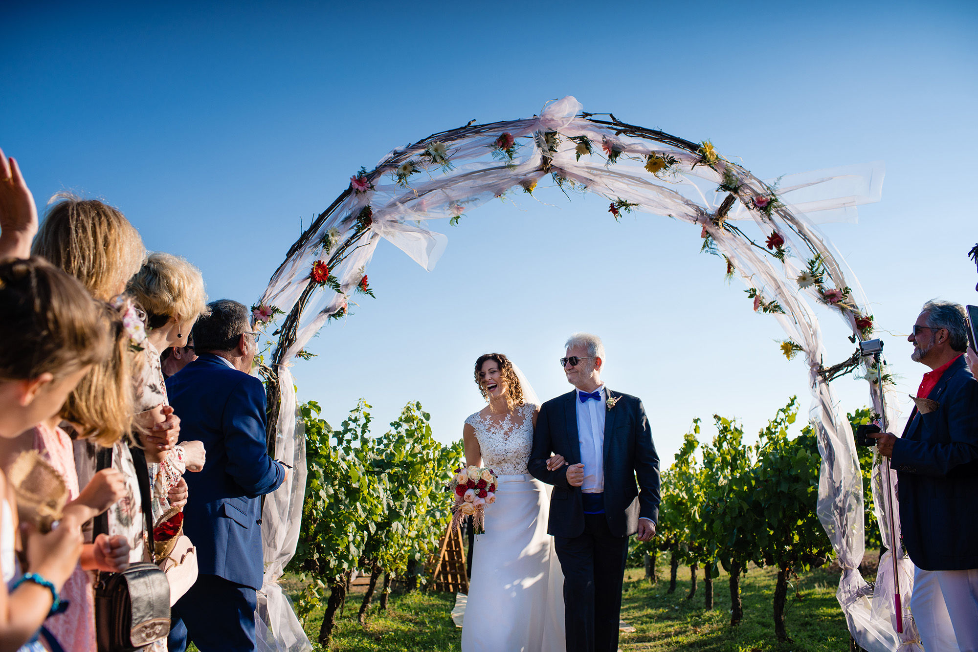 boda masia torre del gall entrada novia La novia entra con su padre a la boda en la Torre del Gall.
