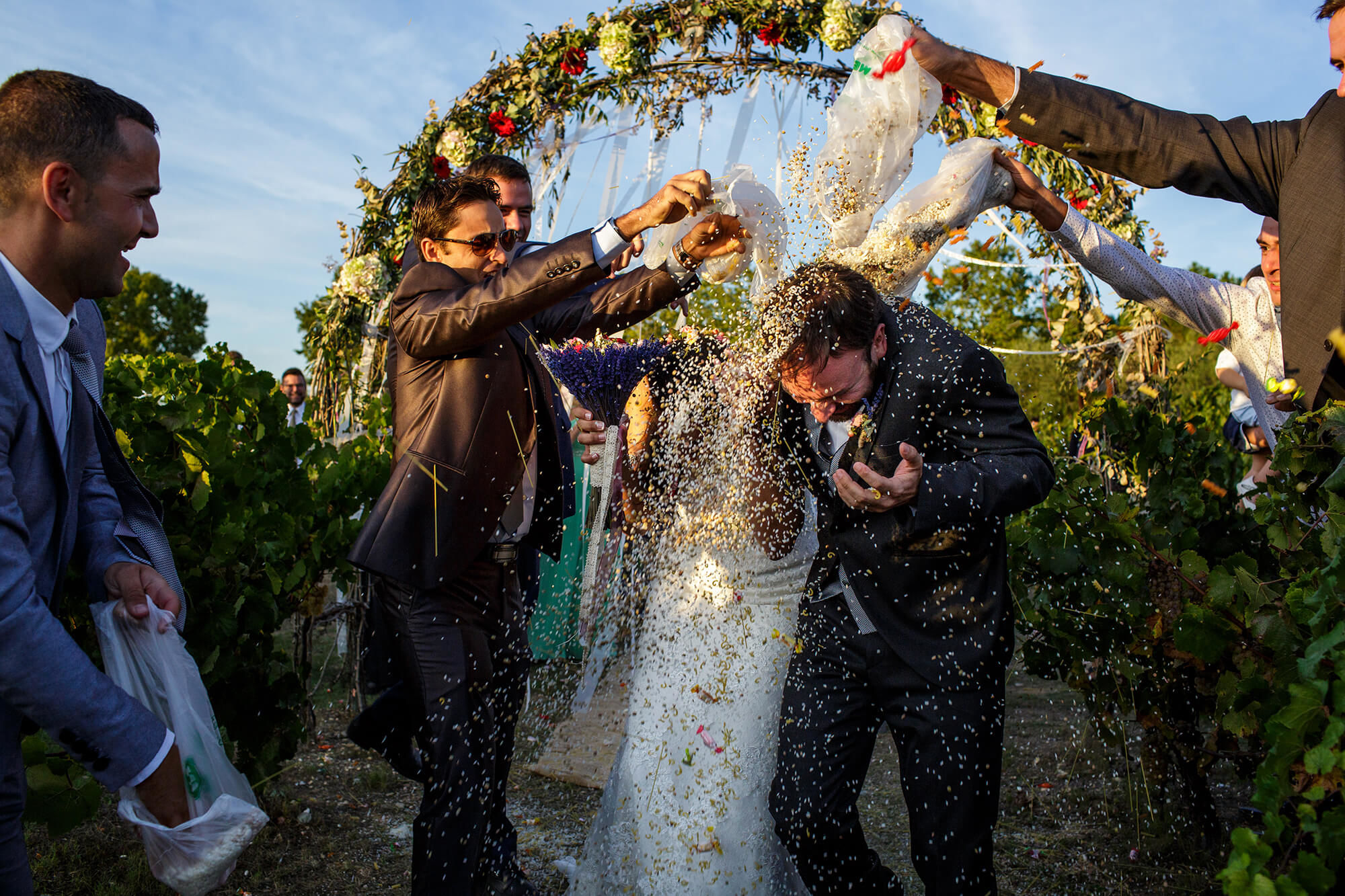 boda masia torre del gall arroz Tiran arroz a la salida de la boda en la Masía la Torre del Gall.