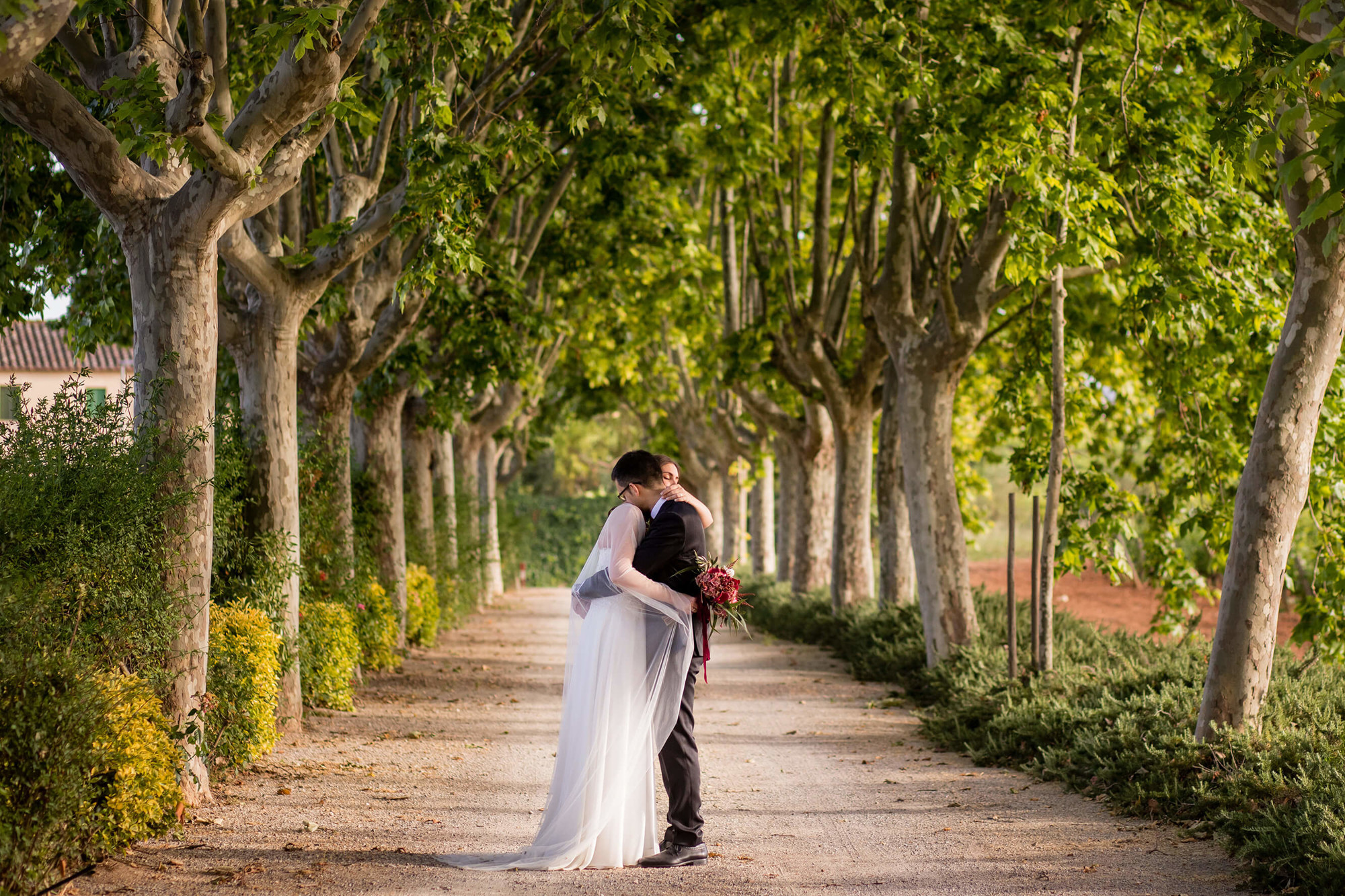 boda diferente masia la torre del gall Los novios en la boda difernte en la masía la Torre del Gall.