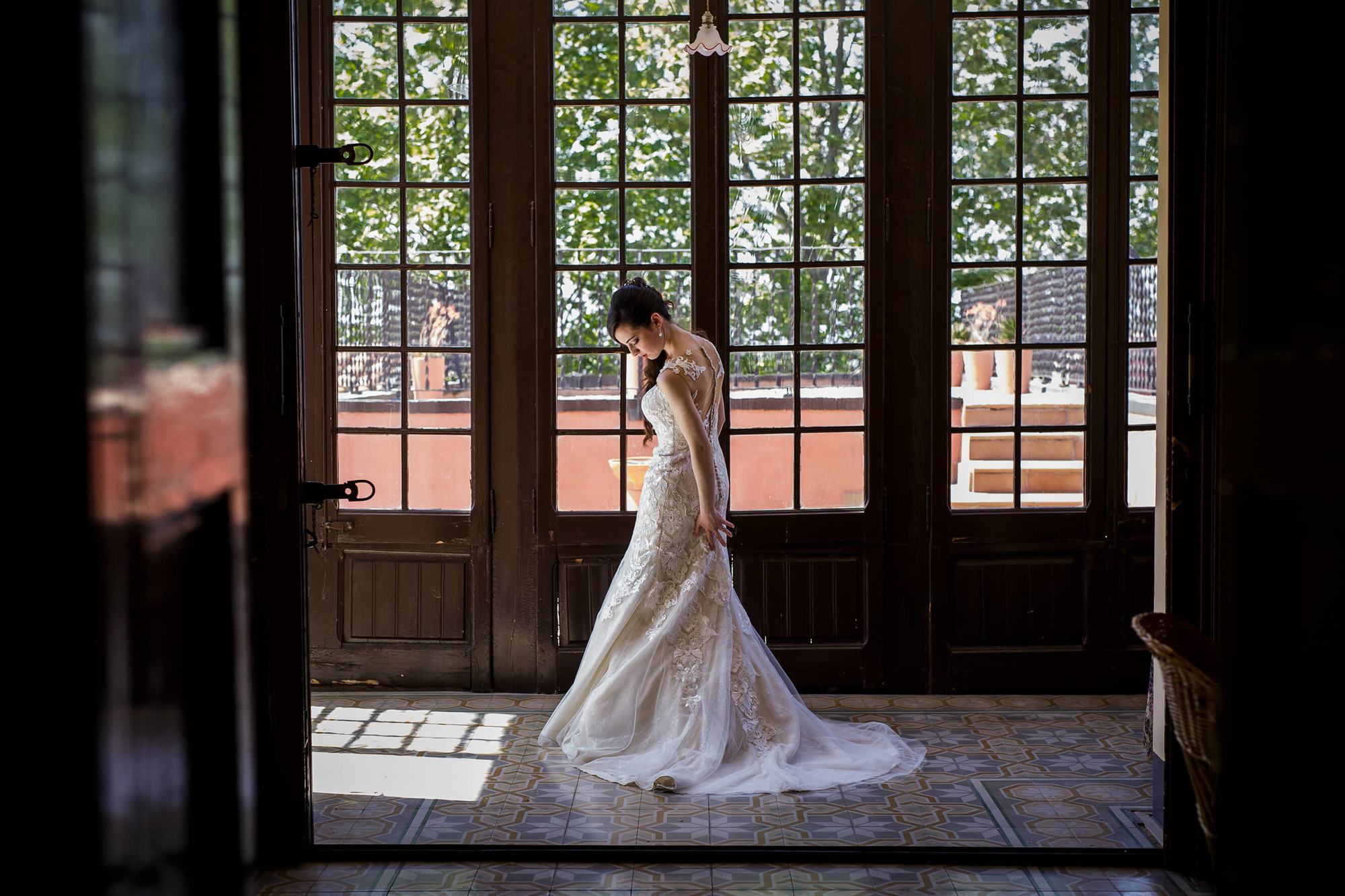 boda masia torre del gall vestido de novia Con el vestido de novia en la Masia la Torre del Gall.