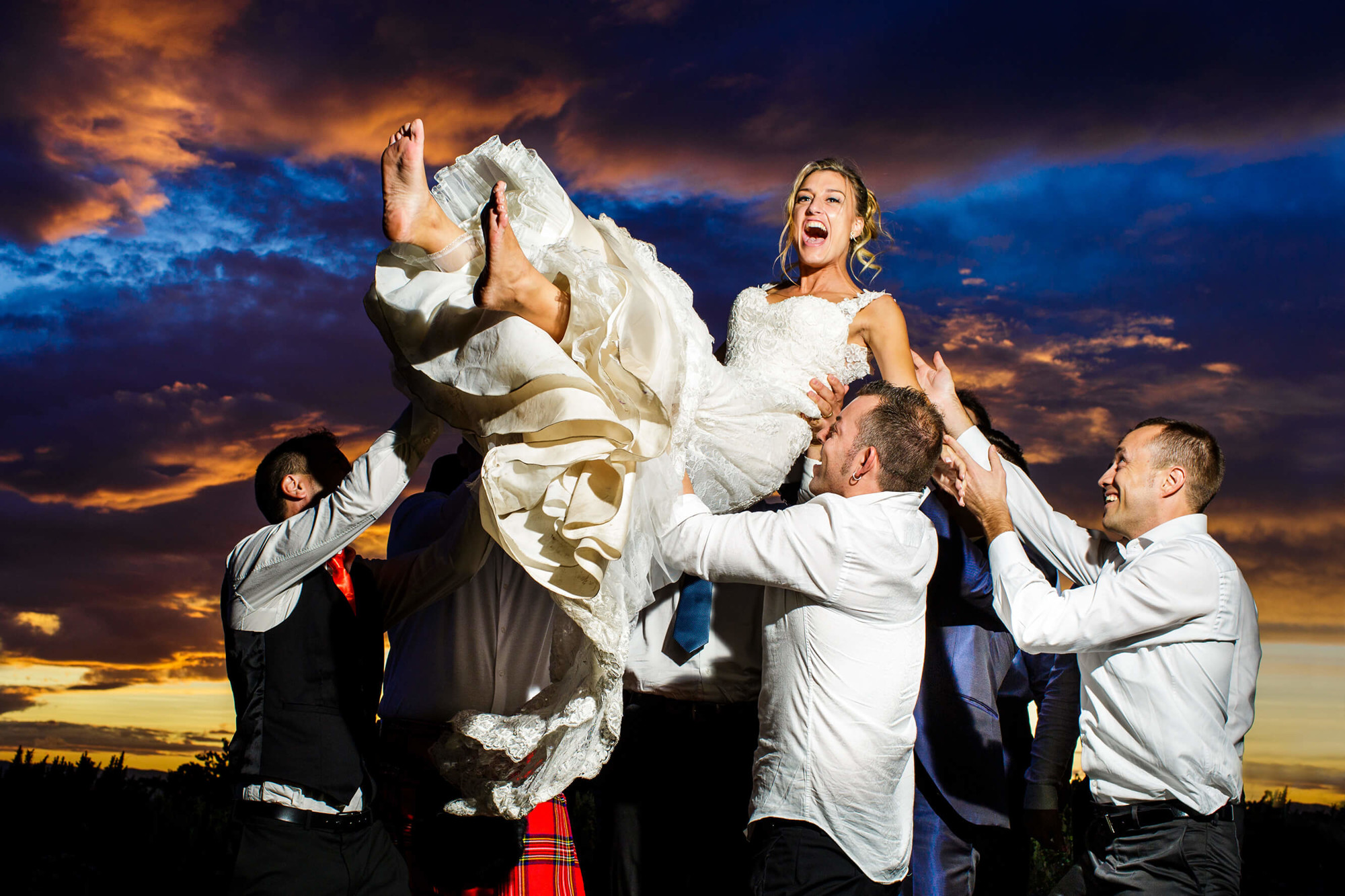 La núvia vola el dia de la boda a masia la Torre del Gall.