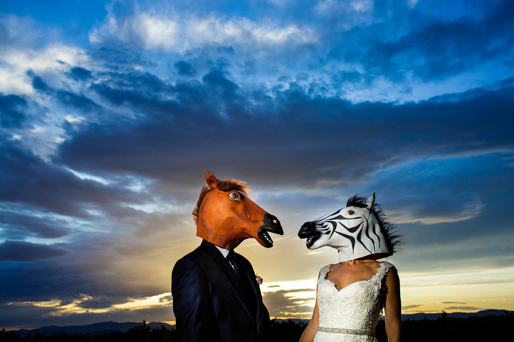 Els nuvis amb màscares de cavall a la boda a Torre del Gall.