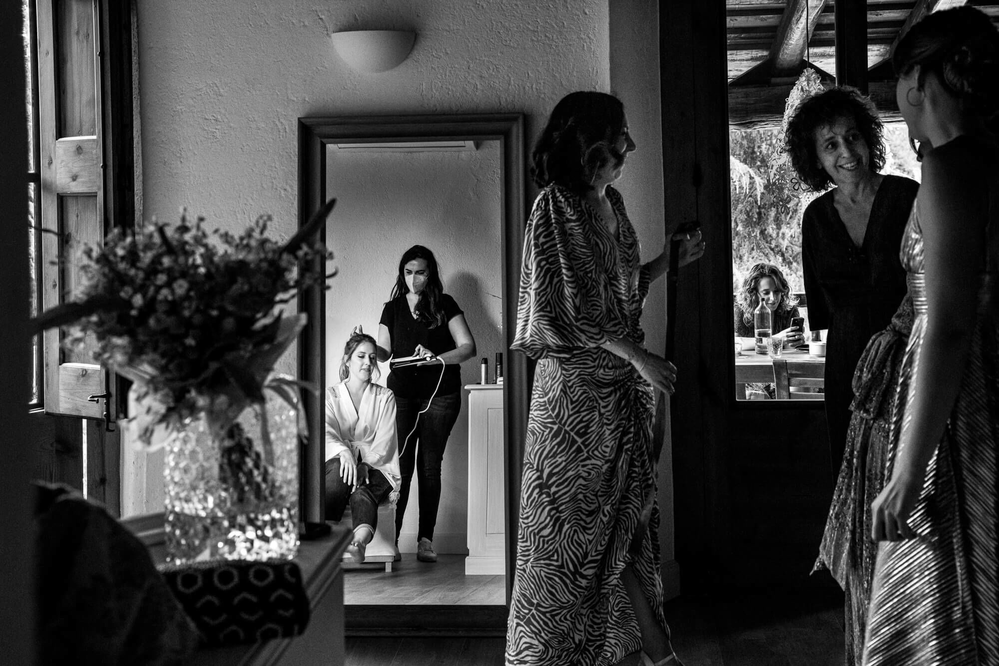 Fotògrafs boda a Mas dels Vivencs pim05 La pelu i el maquillatge de la núvia a la boda a Mas dels Vivencs.