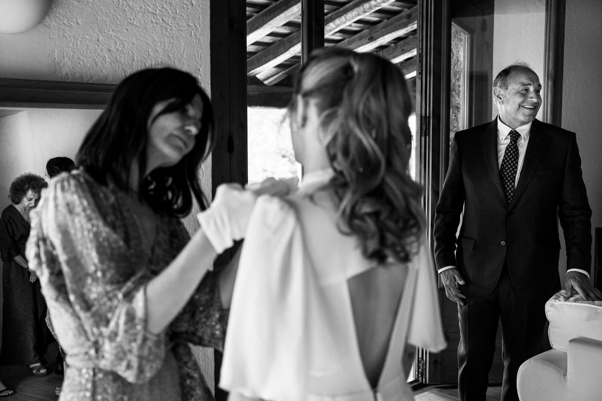 Fotògrafs boda a Mas dels Vivencs pim07 Posant el vestit de núvia a la boda al Mas dels Vivencs.