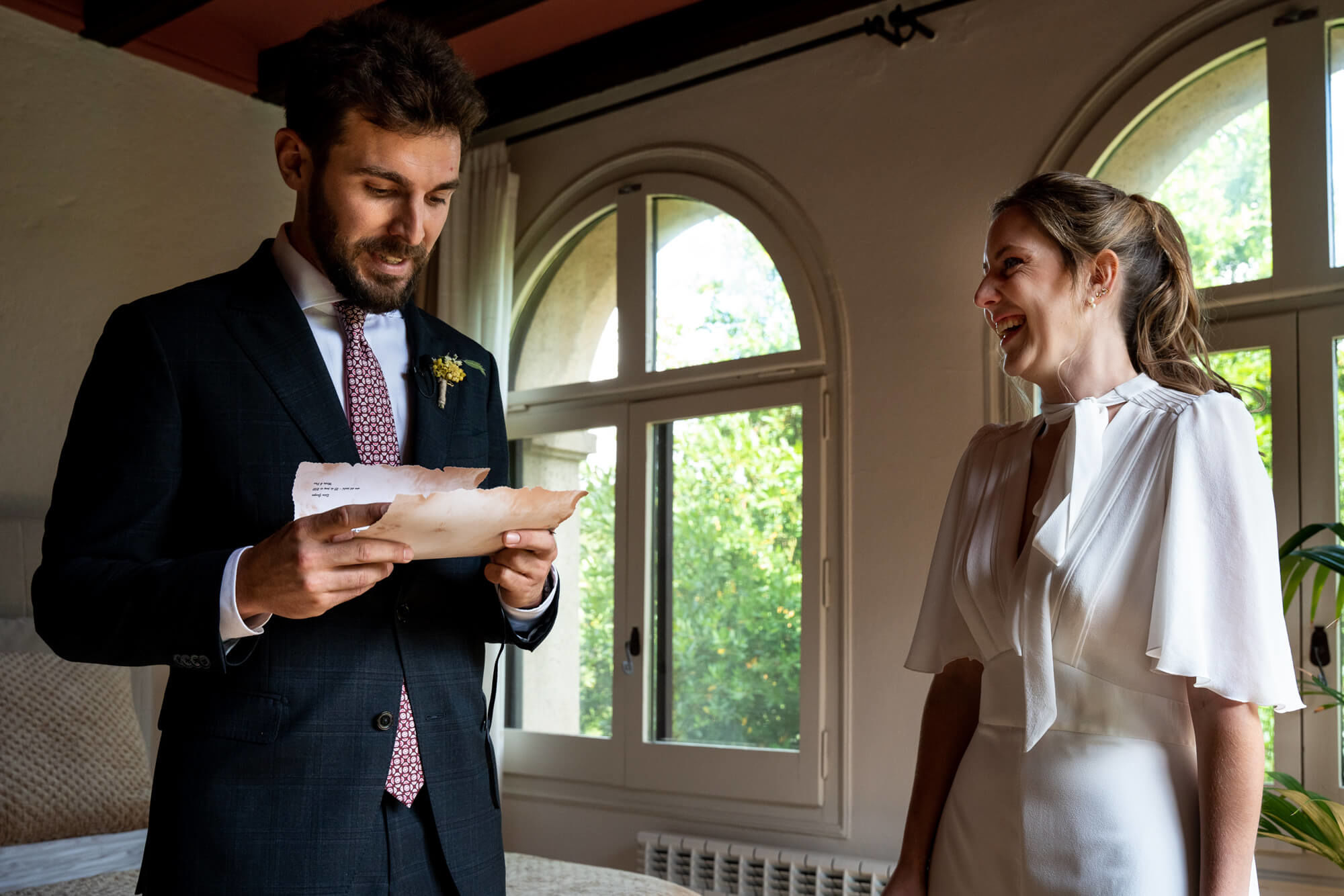 El padrí llegeix el vers a la boda al Mas dels Vivencs.