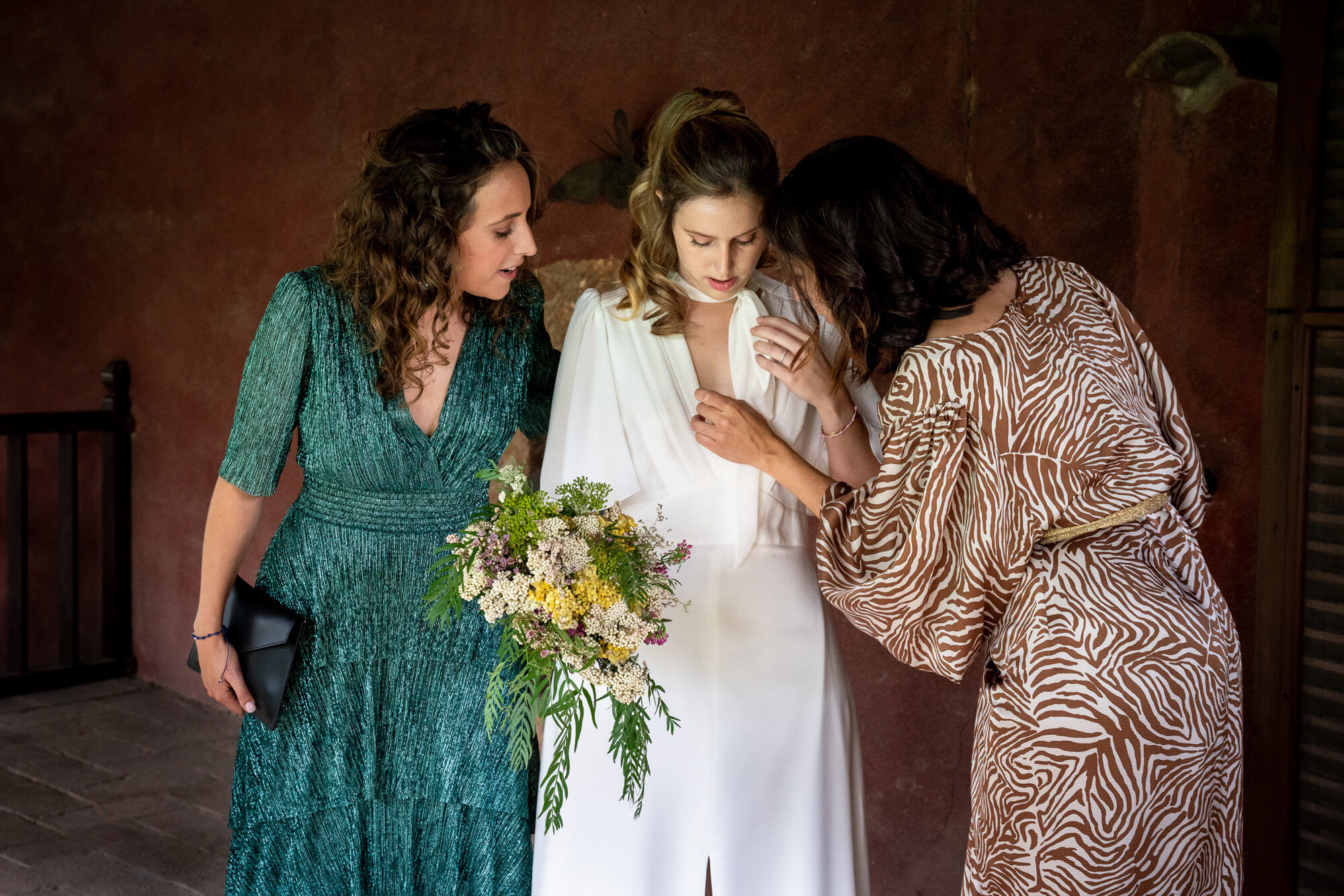 Fotògrafs boda a Mas dels Vivencs pim14 La núvia i les seves germanes.