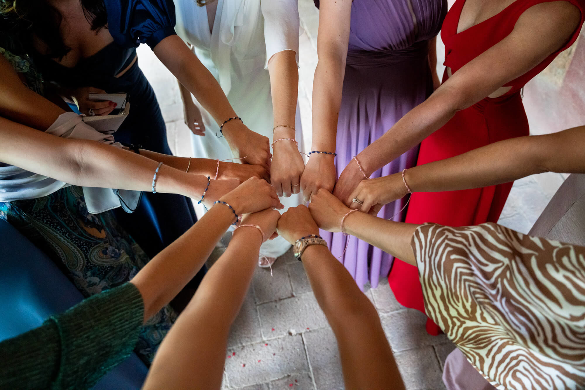Fotògrafs boda a Mas dels Vivencs pim17 Pulseres per a les amigues de la núvia.