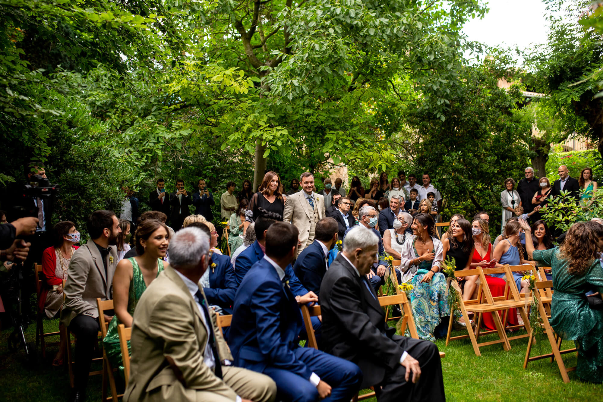 Entrada del nuvi a la cerimònia a la boda al Mas dels Vivencs.