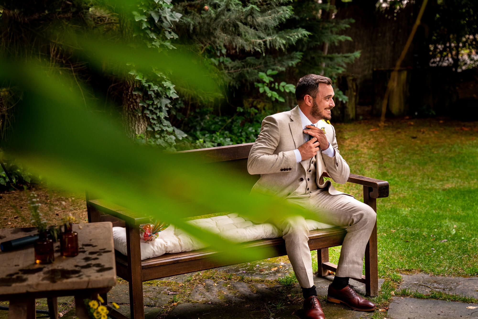 Fotògrafs boda a Mas dels Vivencs pim20 El nuvi espera a la núvia.