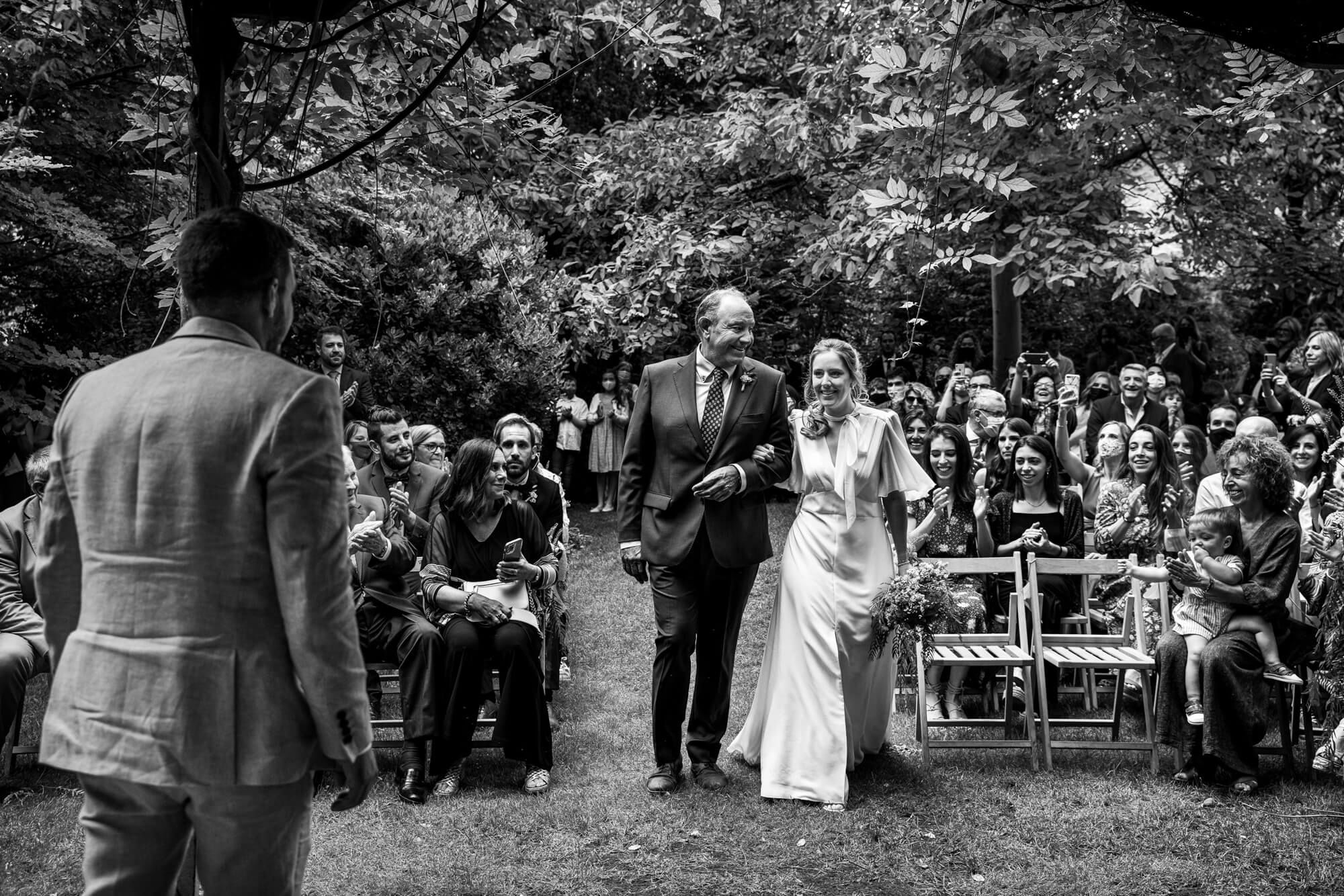 Fotògrafs boda a Mas dels Vivencs pim23 La núvia entrant amb el seu pare a la boda al Mas dels Vivencs.