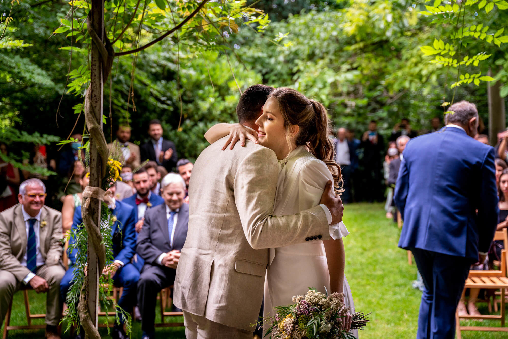 Fotògrafs boda a Mas dels Vivencs pim24 Els nuvis es troben a la cerimònia.