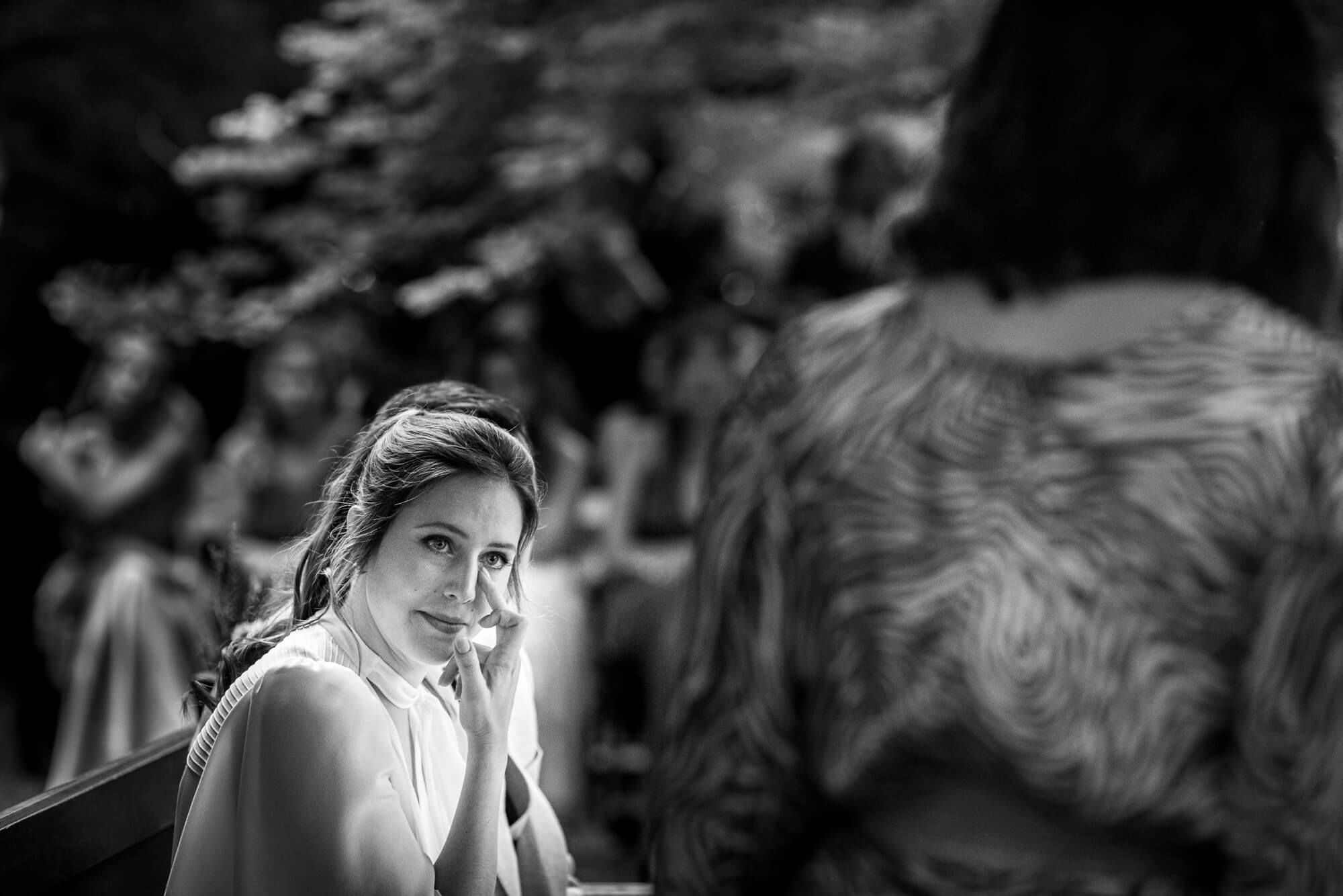 La núvia emocionada a la boda al Mas dels Vivencs.