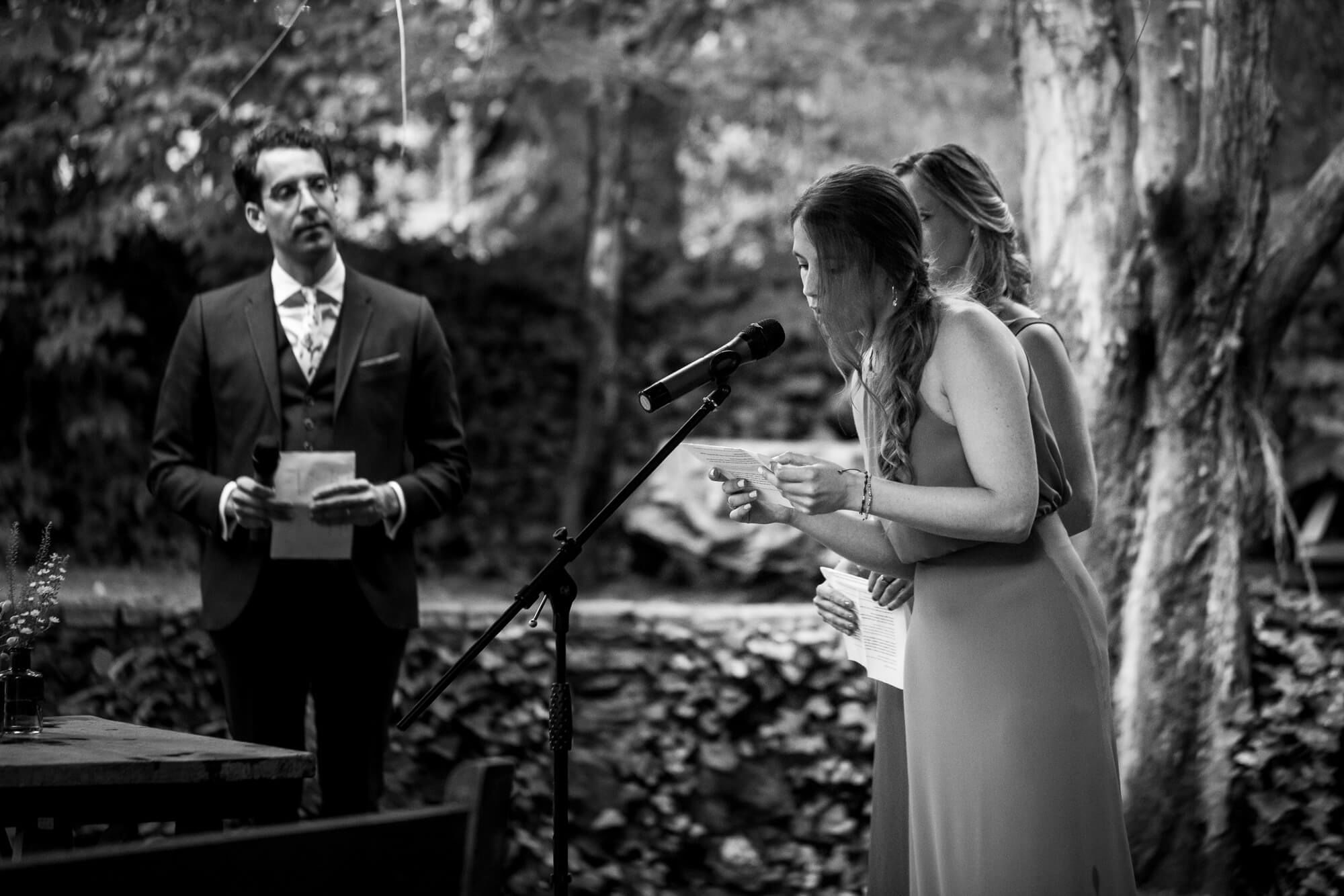 Les amigues llegeixen al casament.