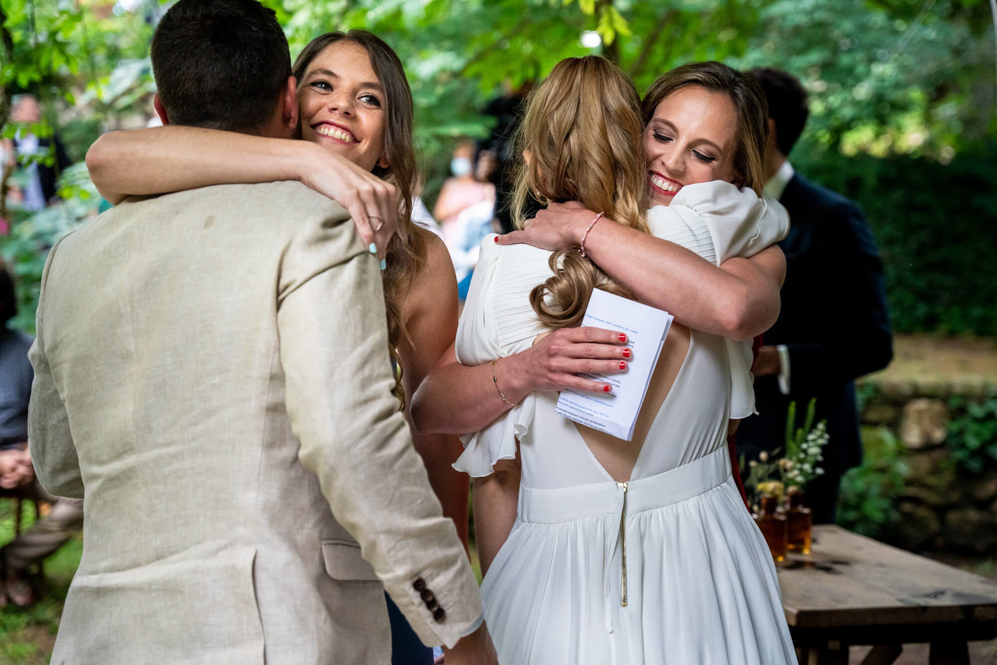 Fotògrafs boda a Mas dels Vivencs pim32 Les amigues de la núvia emocionades.
