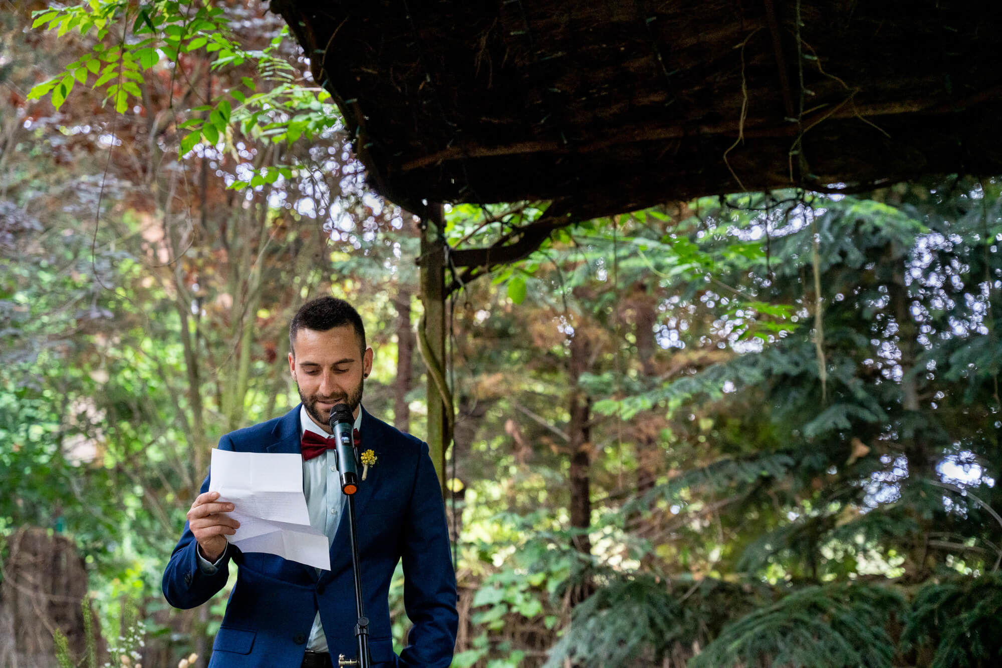 Fotògrafs boda a Mas dels Vivencs pim33 Lectura d'amic a la cerimònia.