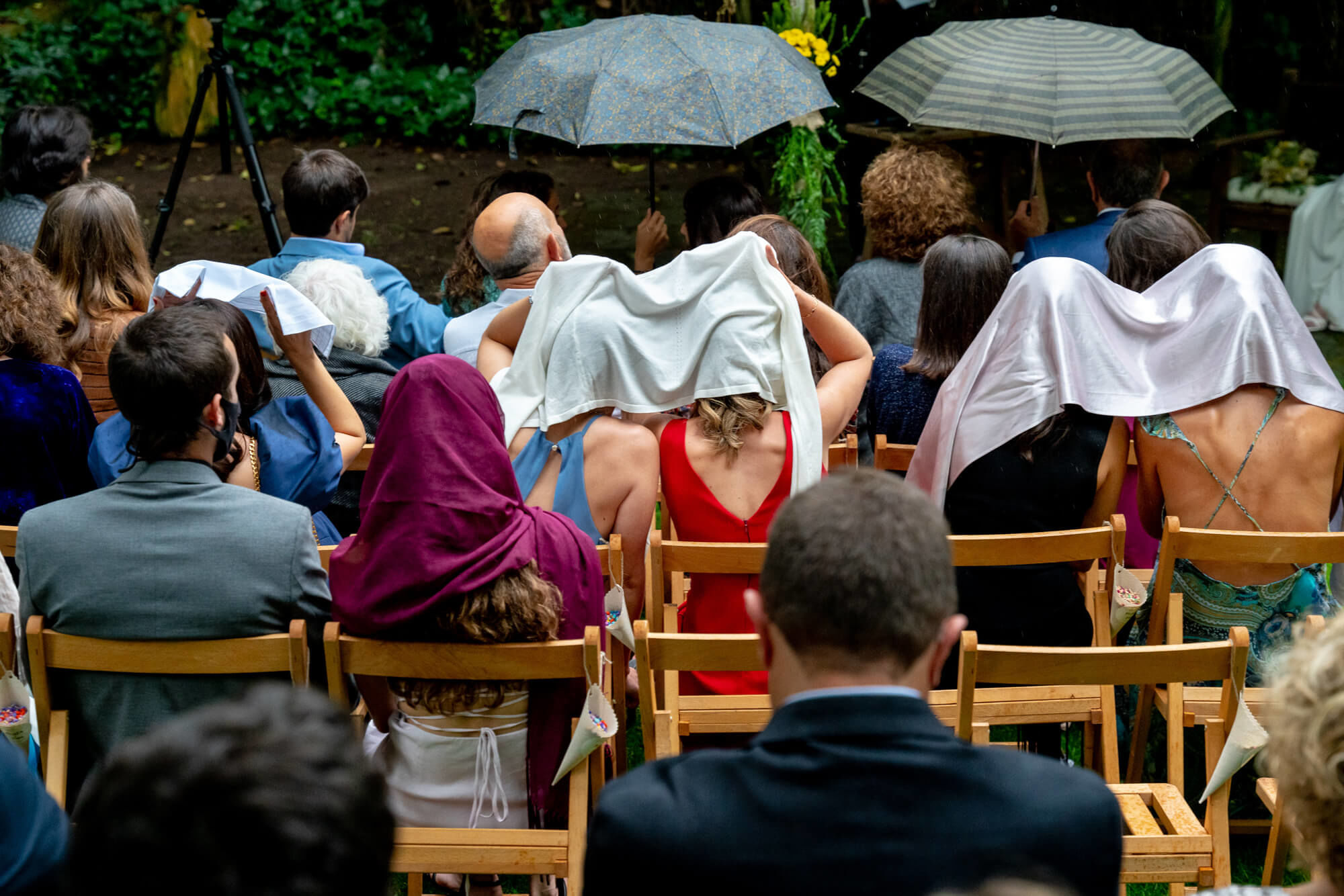 Cerimònia sota la pluja al casament.