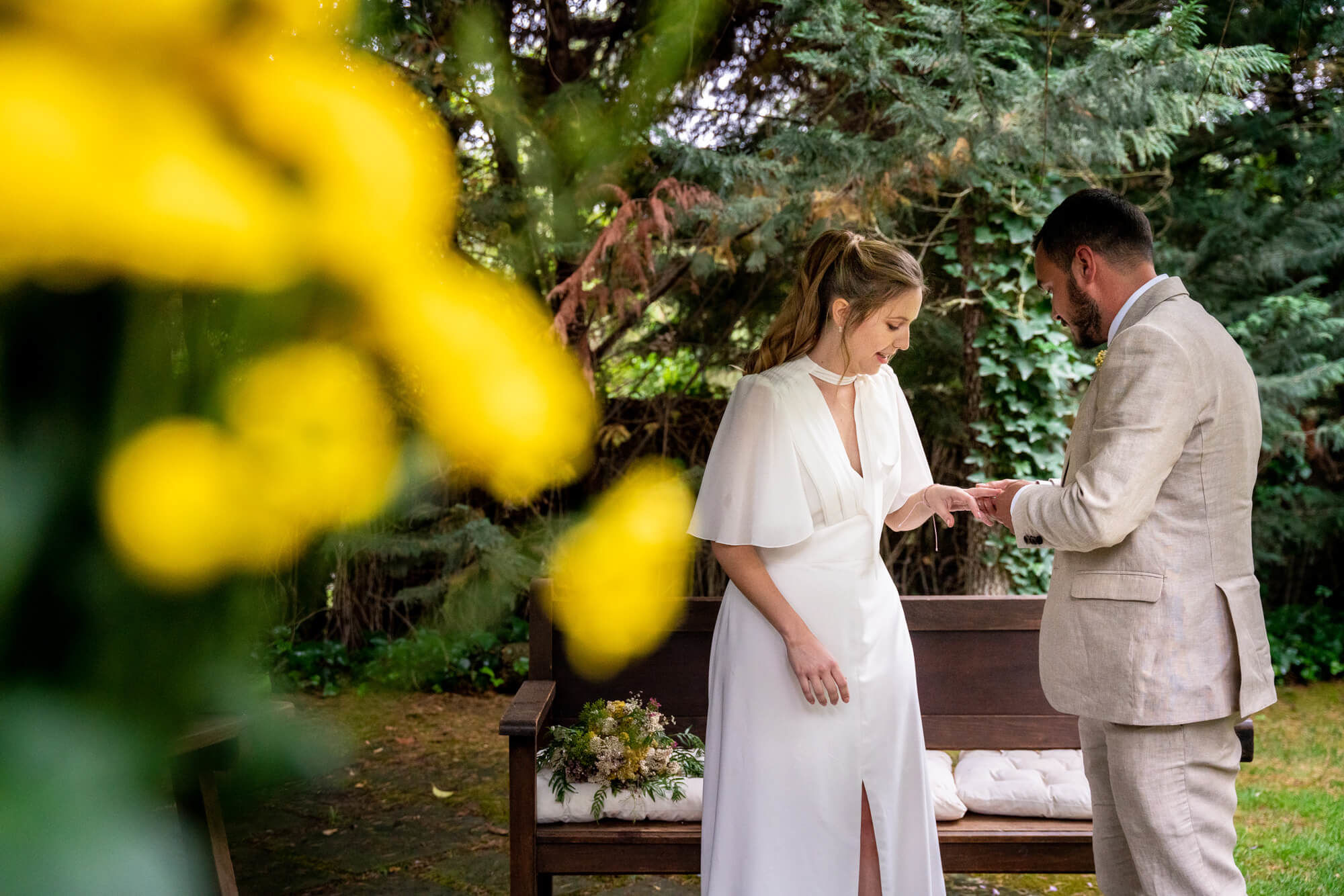 Fotògrafs boda a Mas dels Vivencs pim36 Els nuvis es posen els anells.