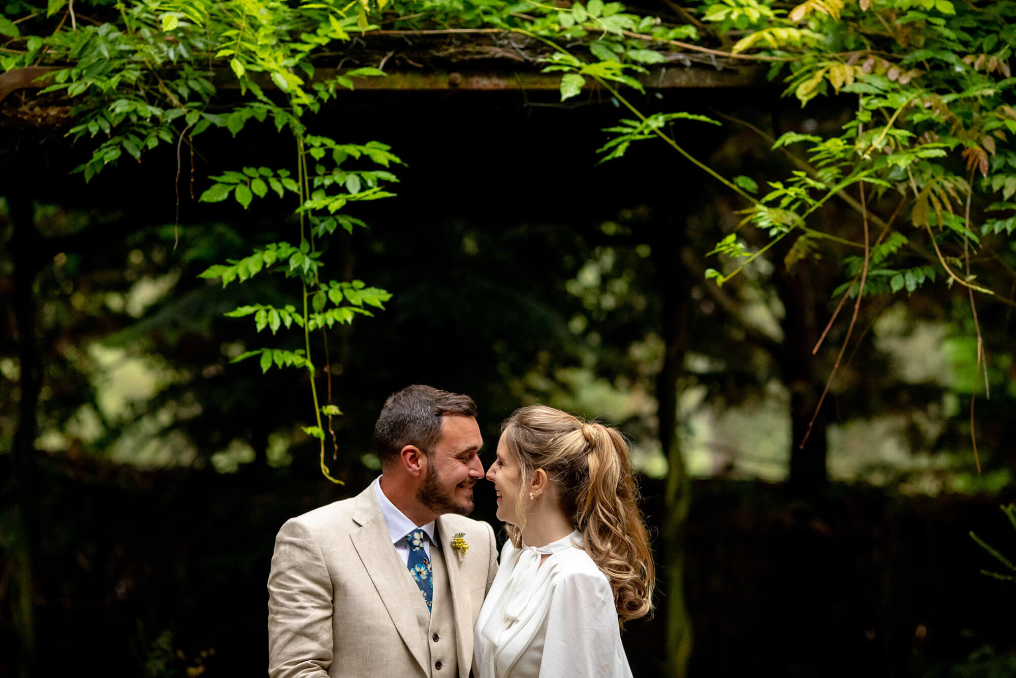 Fotos de parella a la boda al Mas dels Vivencs.