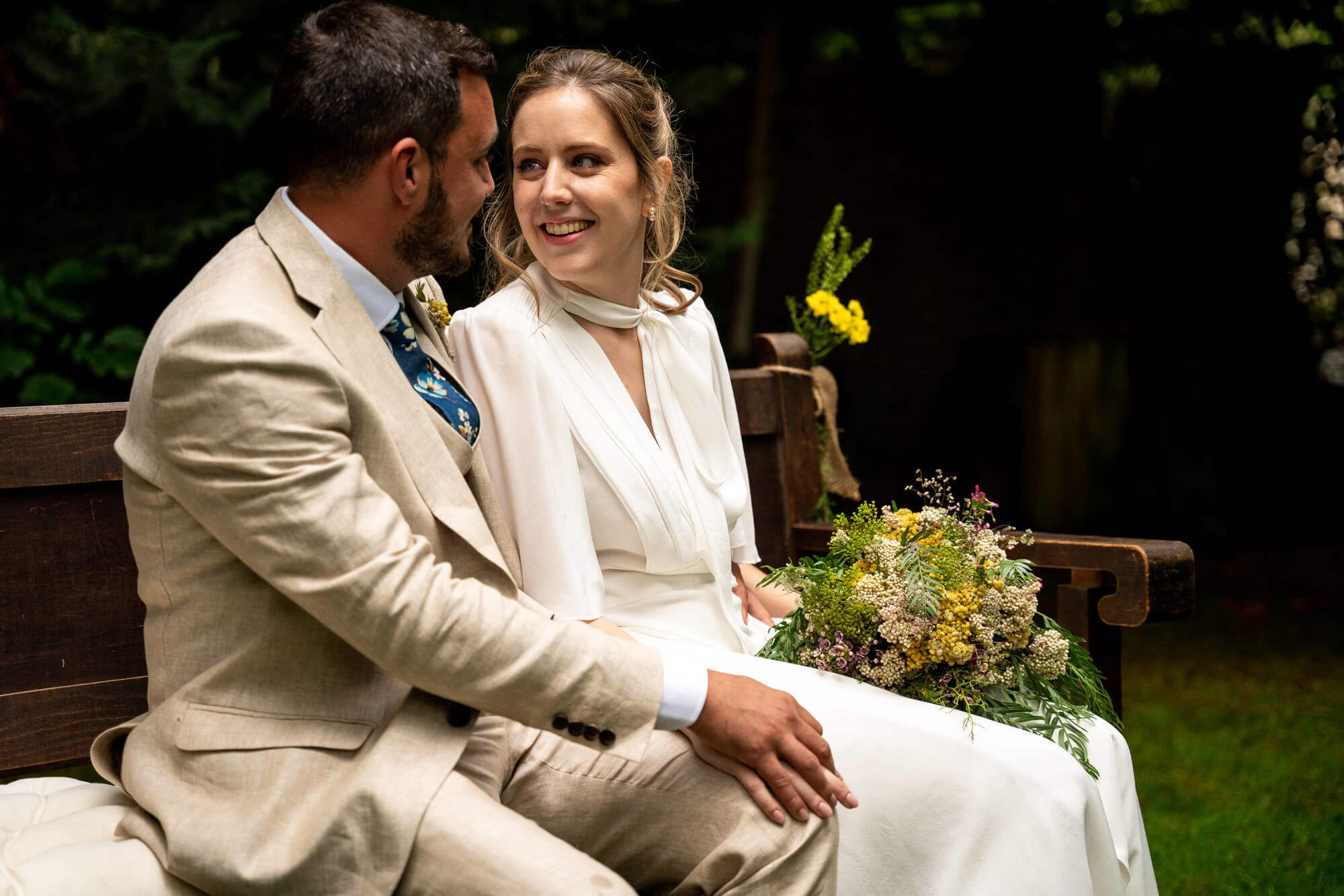 La núvia es mira al nuvi al jardí després de la boda.